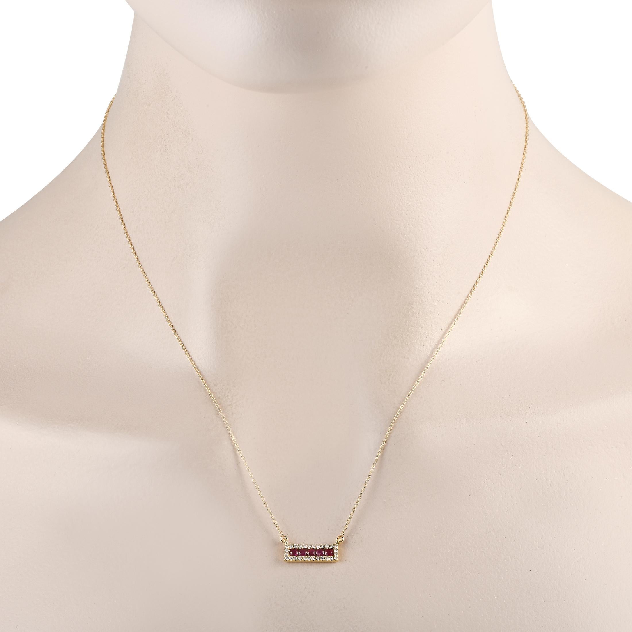 Une série de pierres précieuses rubis captivantes et de diamants étincelants totalisant 0,15 carat rendent ce collier tout simplement inoubliable. Charmante et élégante, cette pièce présente un pendentif en or jaune 14 carats mesurant 0,15 de long