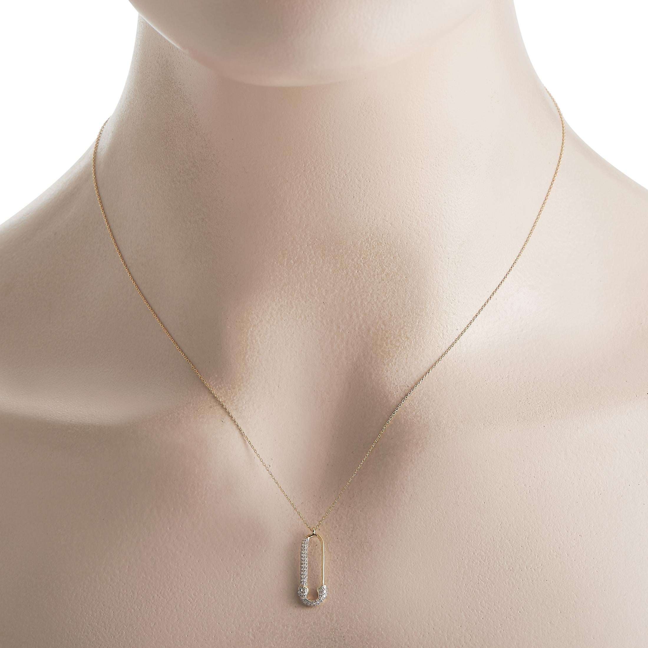Ce luxueux collier est tout simplement inoubliable. Suspendu à une délicate chaîne de 18, vous trouverez un charmant pendentif en forme d'épingle à nourrice mesurant 0,75 de long par 0,13 de large.  Ce bijou est proposé à l'état neuf dans un coffret