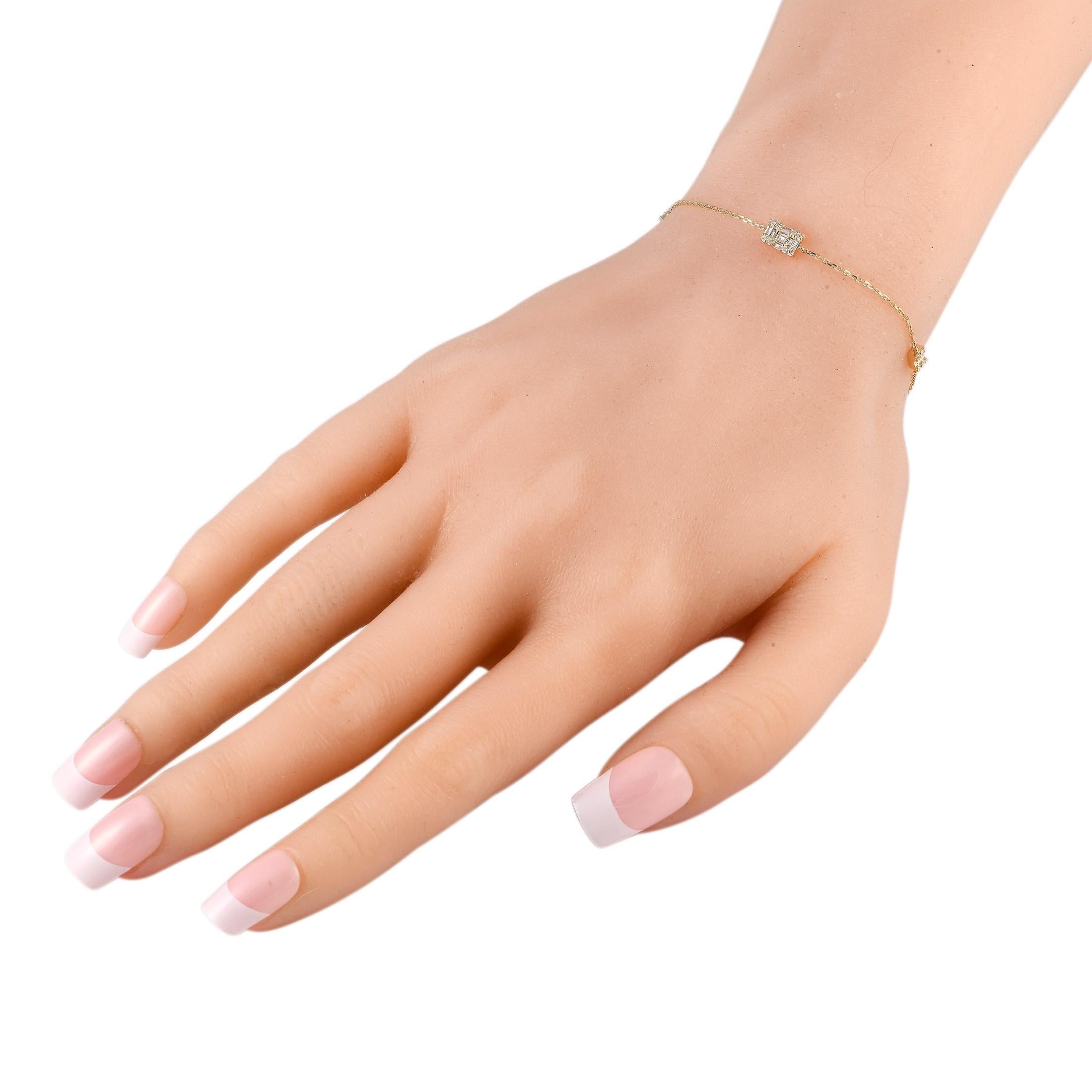 Fabriqué en or jaune 14 carats, ce bracelet délicat est le moyen idéal d'ajouter une touche de luxe à toute occasion. Ce bijou mesure 7,0 cm de long et est orné de diamants d'un poids total de 0,20 carats. Ce bijou est offert à l'état neuf et