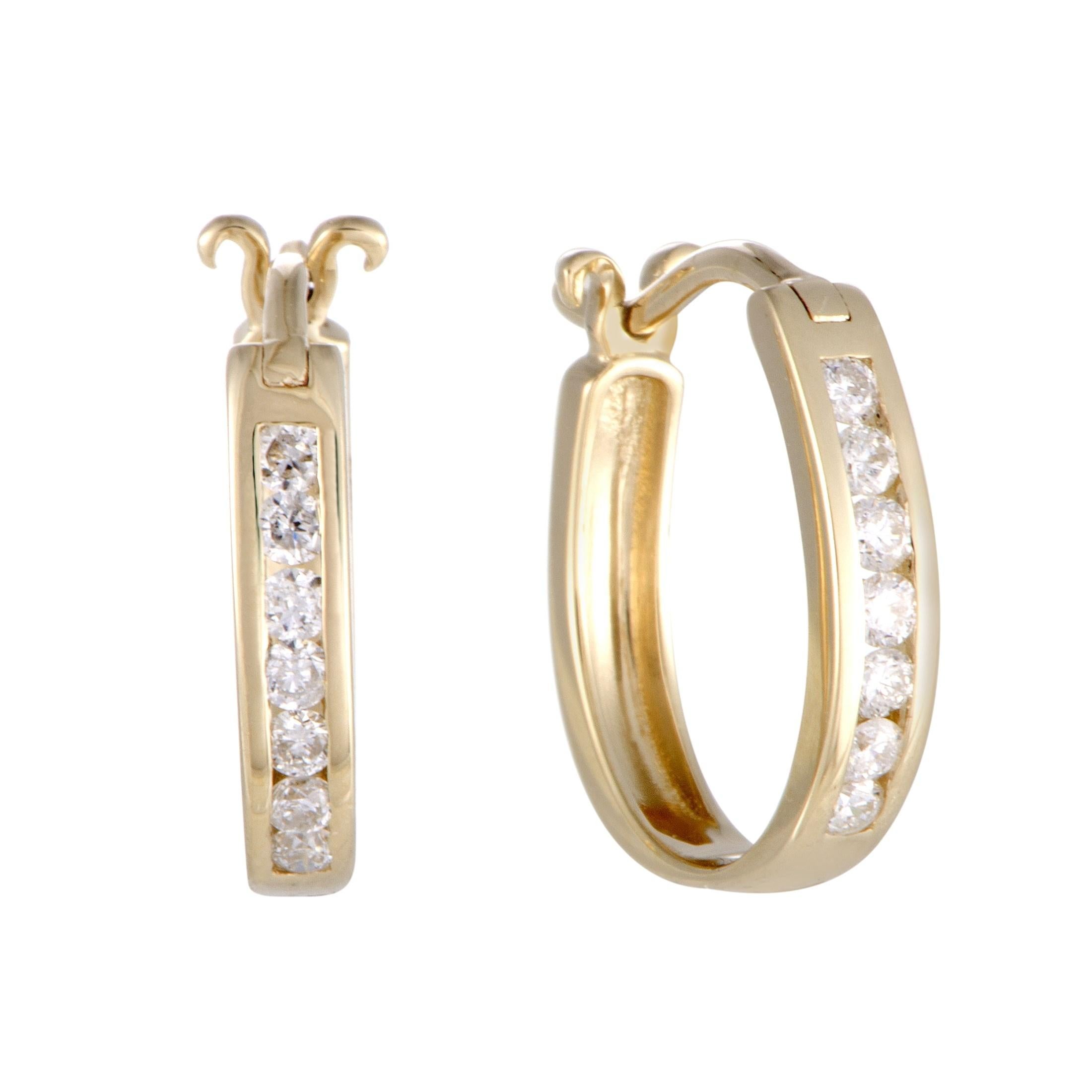 LB Exclusive 14K Yellow Gold 0.25 Ct Diamond Small Oval Hoop Earrings In Excellent Condition For Sale In Southampton, PA