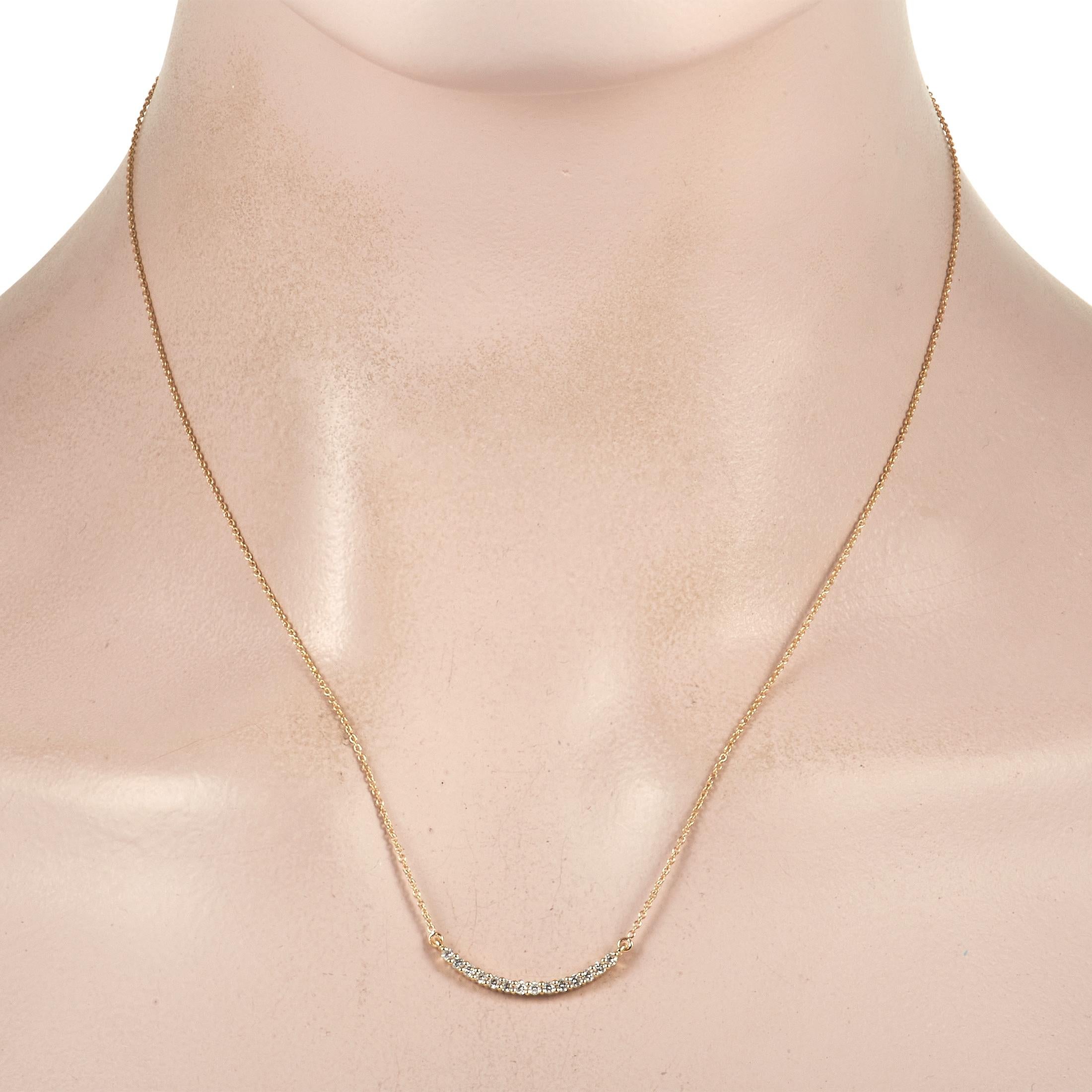 Diese schlichte LB Exclusive 14K Gelbgold 0,27 ct Diamant-Halskette ist der Traum eines jeden Minimalisten. Die Halskette besteht aus einer Gelbgoldkette, an der ein wunderschöner geschwungener Anhänger aus 14 Karat Gelbgold angebracht ist. Der