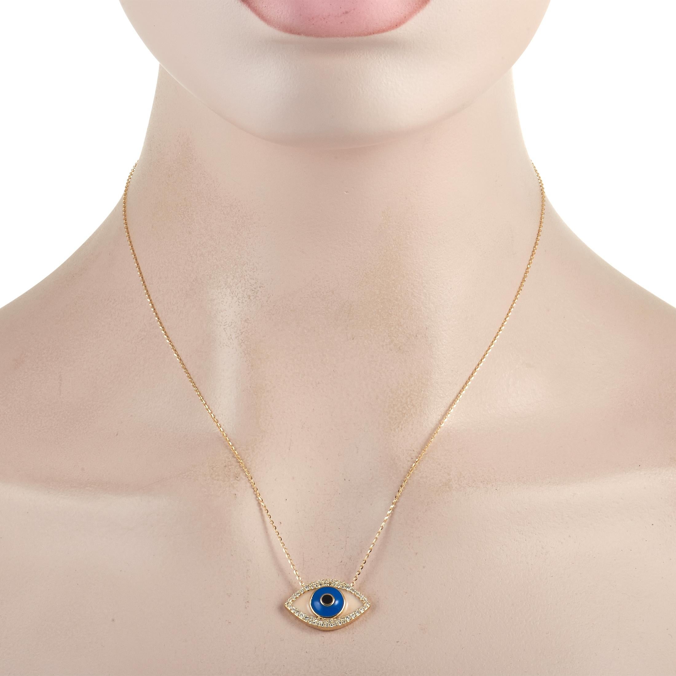 Ce collier audacieux en or jaune 14K 0,38 ct Diamond Evil Eye de LB Exclusive fera tourner les têtes ! Le collier comporte une chaîne en or jaune, mettant en valeur un pendentif unique assorti en or jaune 14K. Le pendentif est complété par l'émail