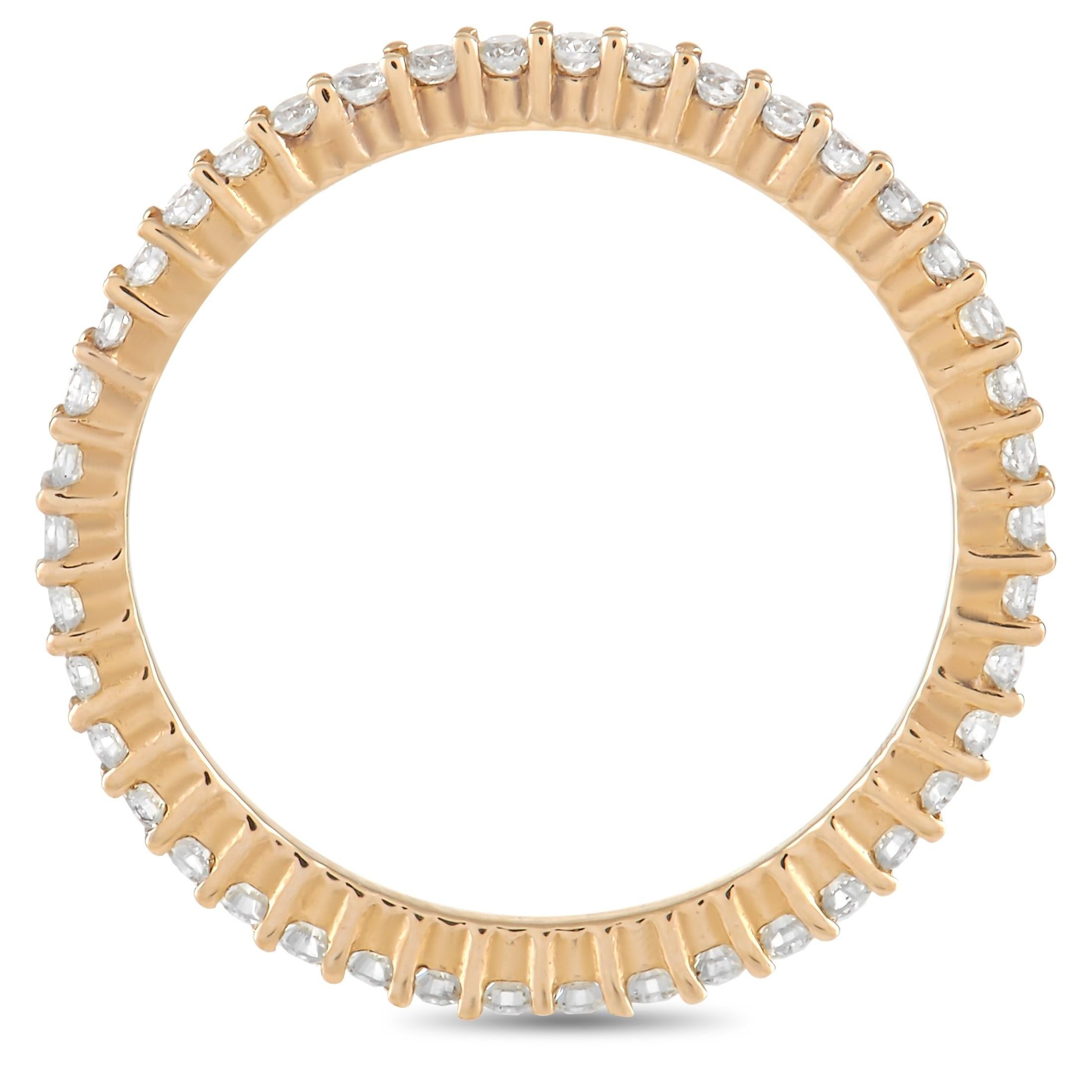 Dieser elegante Ring wird Sie immer wieder in seinen Bann ziehen. Das minimalistische Band aus 14 Karat Gelbgold ist schlicht und unaufdringlich und setzt eine Reihe funkelnder Diamanten von insgesamt 0,50 Karat in Szene. Dieses zarte Design ist