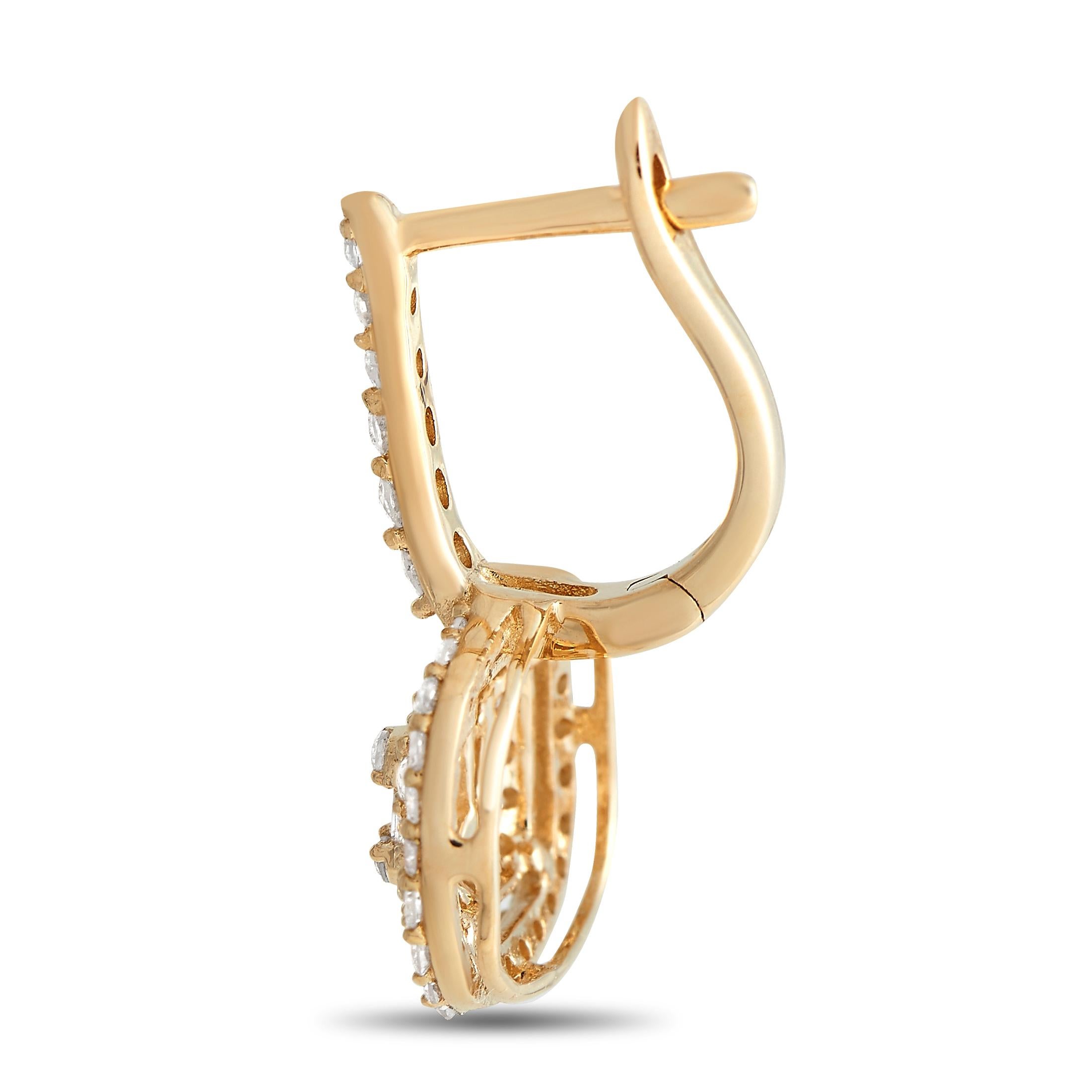 Detaillierte Metallarbeiten und eine aufwändige Fassung aus 14 Karat Gelbgold machen diese Ohrringe einfach unvergesslich. Funkelnde Diamanten mit einem Gesamtgewicht von 0,68 Karat veredeln dieses aufregende Design. Jeder Ohrring ist 0,75