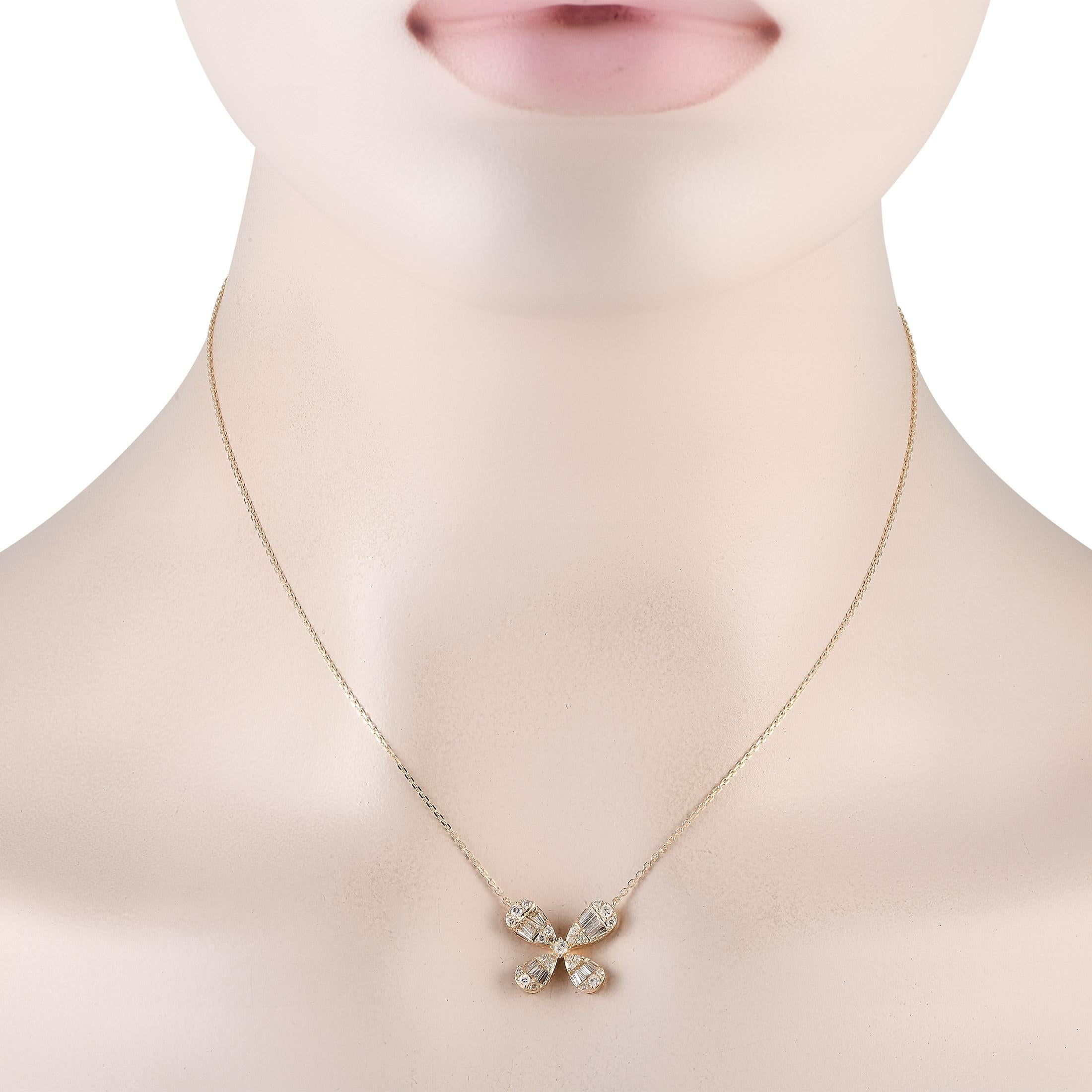 Délicat et féminin, ce collier en diamants est facile à vivre et peut instantanément rafraîchir n'importe quel look. Il se compose d'une chaîne de 16 maillons en or jaune 14 carats qui porte un pendentif inspiré d'une fleur avec quatre pétales en