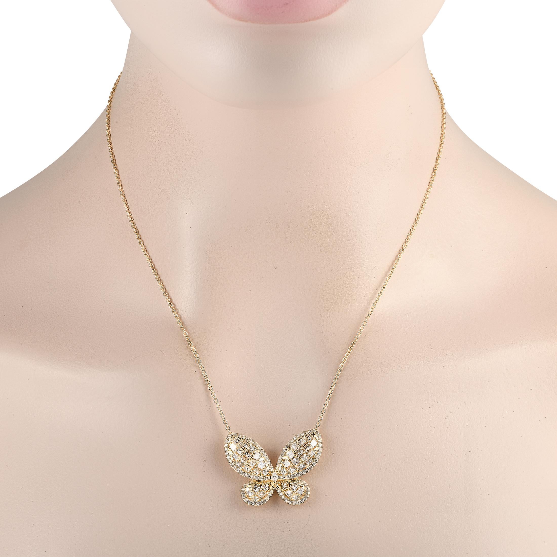 Il ciondolo a forma di farfalla prende vita grazie ai diamanti scintillanti per un totale di 3,73 carati di questa splendida collana. Affascinante ed elegante, il ciondolo misura 1,0 di lunghezza per 1,25 di larghezza ed è sospeso a una catena da