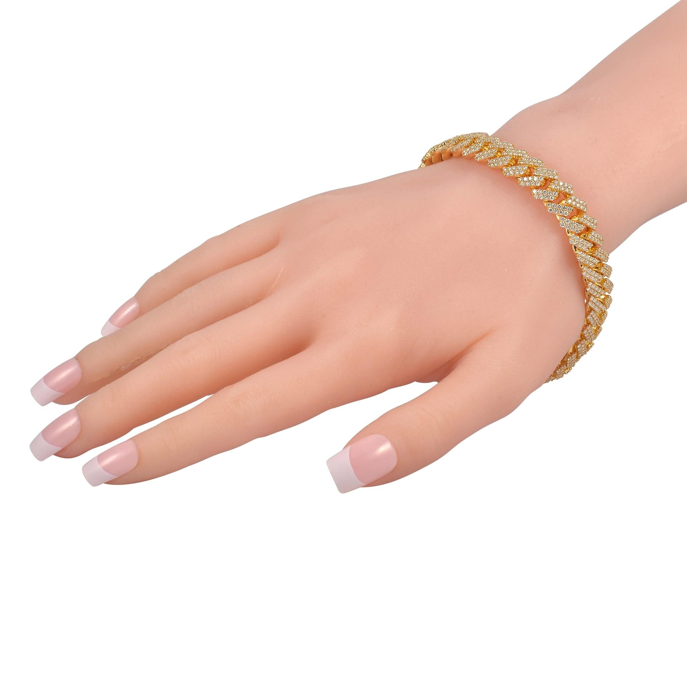 Vous ferez sensation à chaque fois que vous porterez cet impressionnant bracelet à maillons cubains. Fabriquée en opulent or jaune 14 carats, cette pièce de luxe brille grâce à 8,94 carats de pierres précieuses en diamant taillées en rond. Il mesure