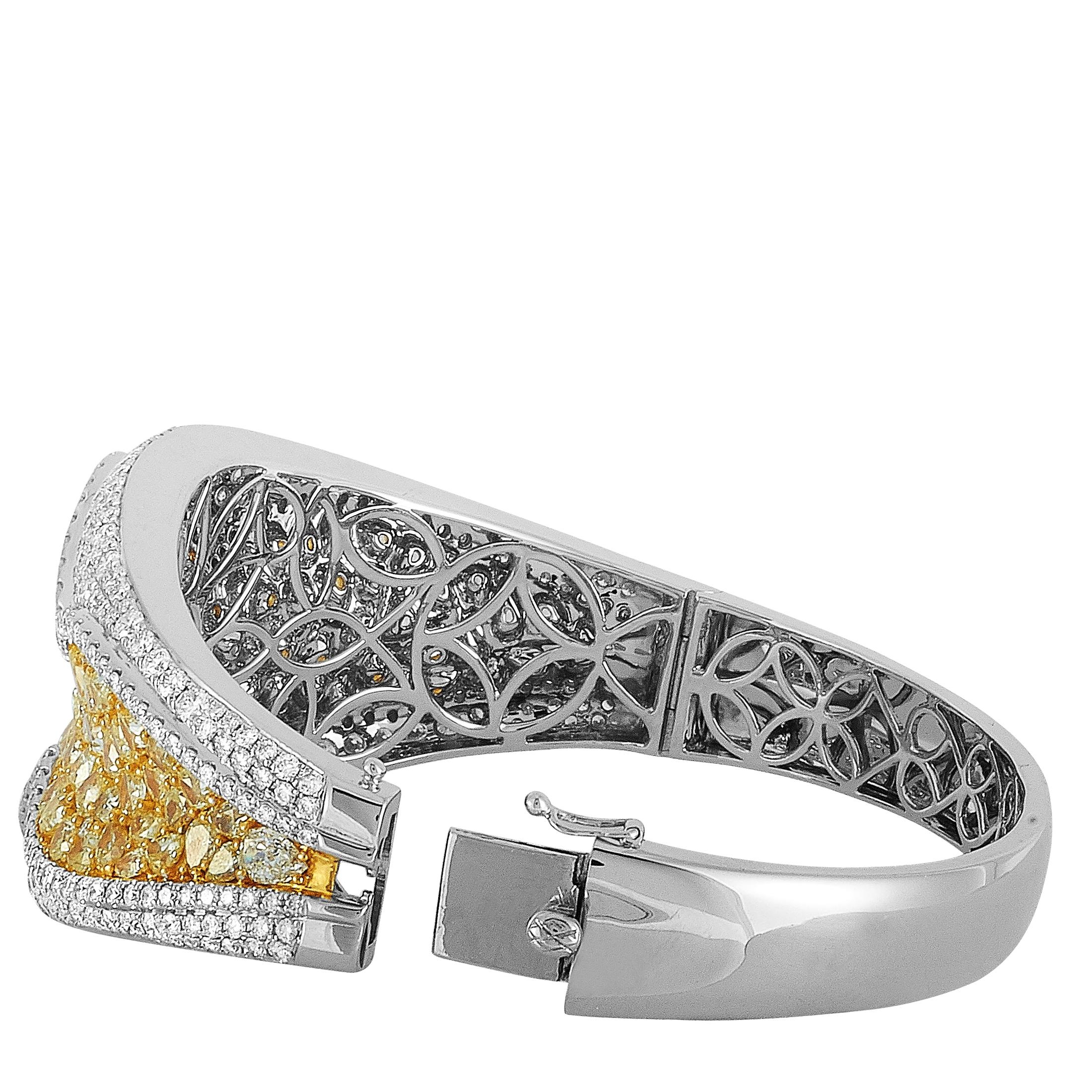 LB Exclusive 18 Karat White Gold 18.10 Carat White and Yellow Diamond Bracelet In New Condition In Southampton, PA