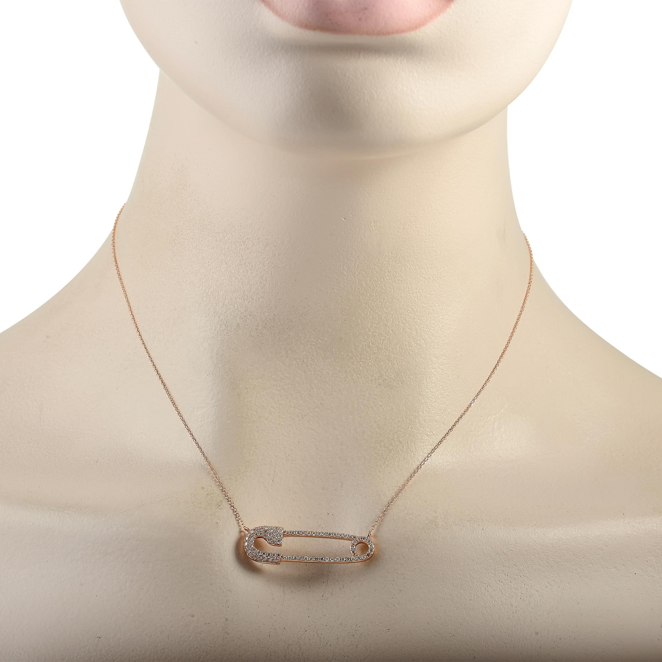L'or blanc opulent de 18 carats constitue la toile de fond parfaite pour les diamants scintillants totalisant 0,62 carats de cet élégant collier. Au centre d'une chaîne de 15