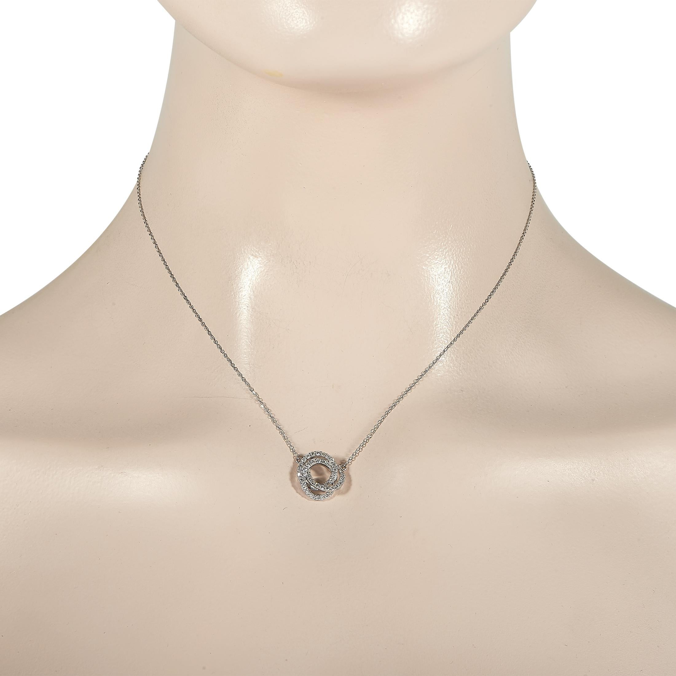 Diese coole LB Exclusive 18K White Gold 0.50 ct Intertwined Diamond Pendant Necklace besteht aus einer 18K White Gold Kette:: die einen einzigartigen Anhänger hervorhebt:: der aus drei ineinander verschlungenen 18K White Gold Kreisen besteht:: die