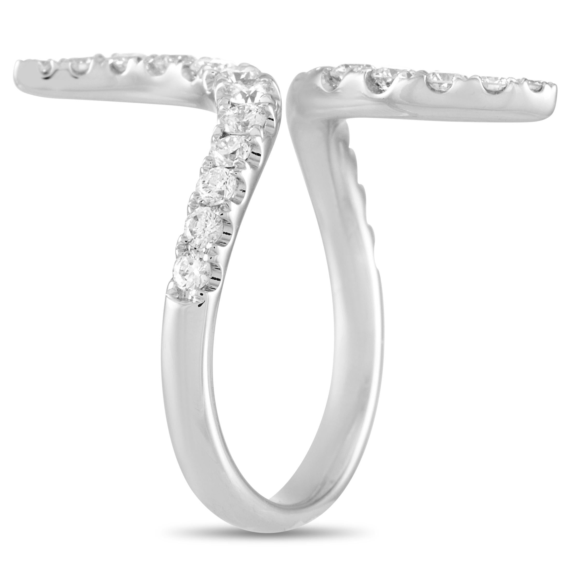 Der LB Exclusive 18K White Gold 0.75ct Diamond Flourish Open Bypass Ring ist ein moderner Modering:: der Ihren Alltagslook interessant macht. Das 2 mm breite:: offene Bypass-Band ist aus 18 Karat Weißgold gefertigt und mit einem Band aus runden