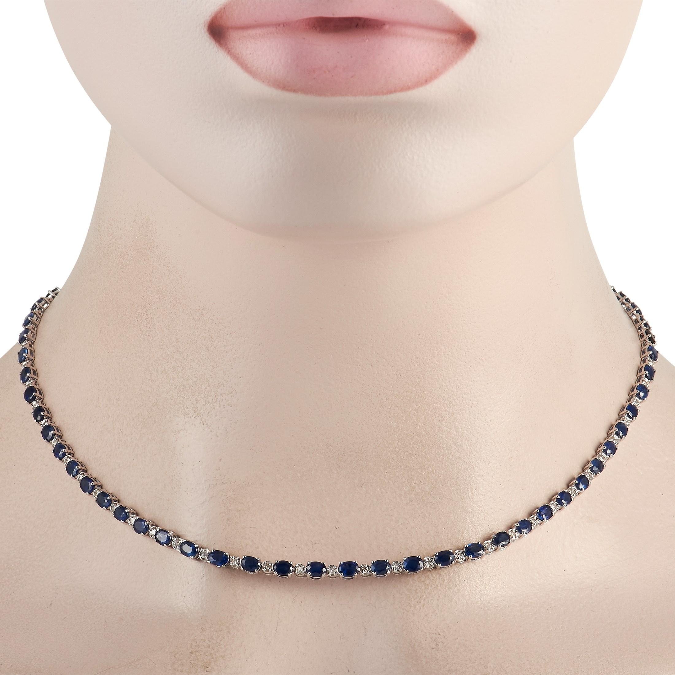 Das ist der Inbegriff von Raffinesse. Mit dieser Halskette aus Diamanten und Saphiren verleihen Sie Ihren Looks ein königliches Flair. Er verfügt über eine 16,5 cm lange Reihe von Edelsteinen, die abwechselnd weiß und blau sind. 0.90 Karat Diamanten