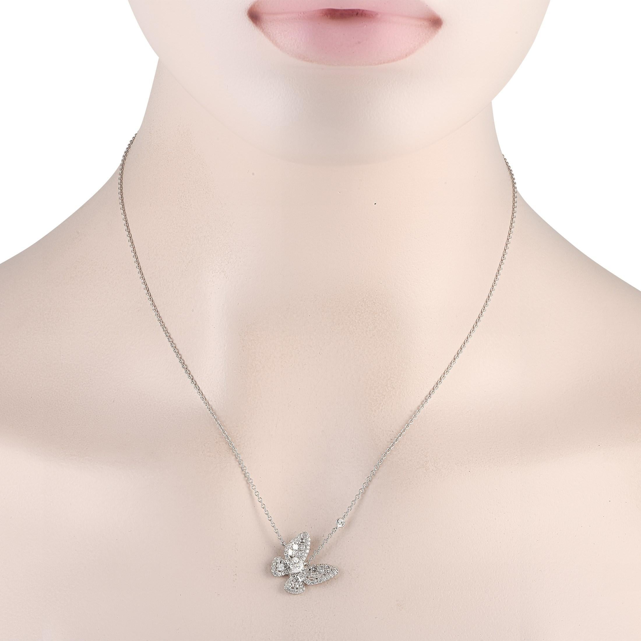 Ce collier papillon en diamant est une babiole ludique à l'éclat gracieux, le choix idéal pour les jours qui nécessitent une dose supplémentaire de paillettes. Le collier comporte une chaîne de 18 en or blanc massif 18K, retenant un pendentif de