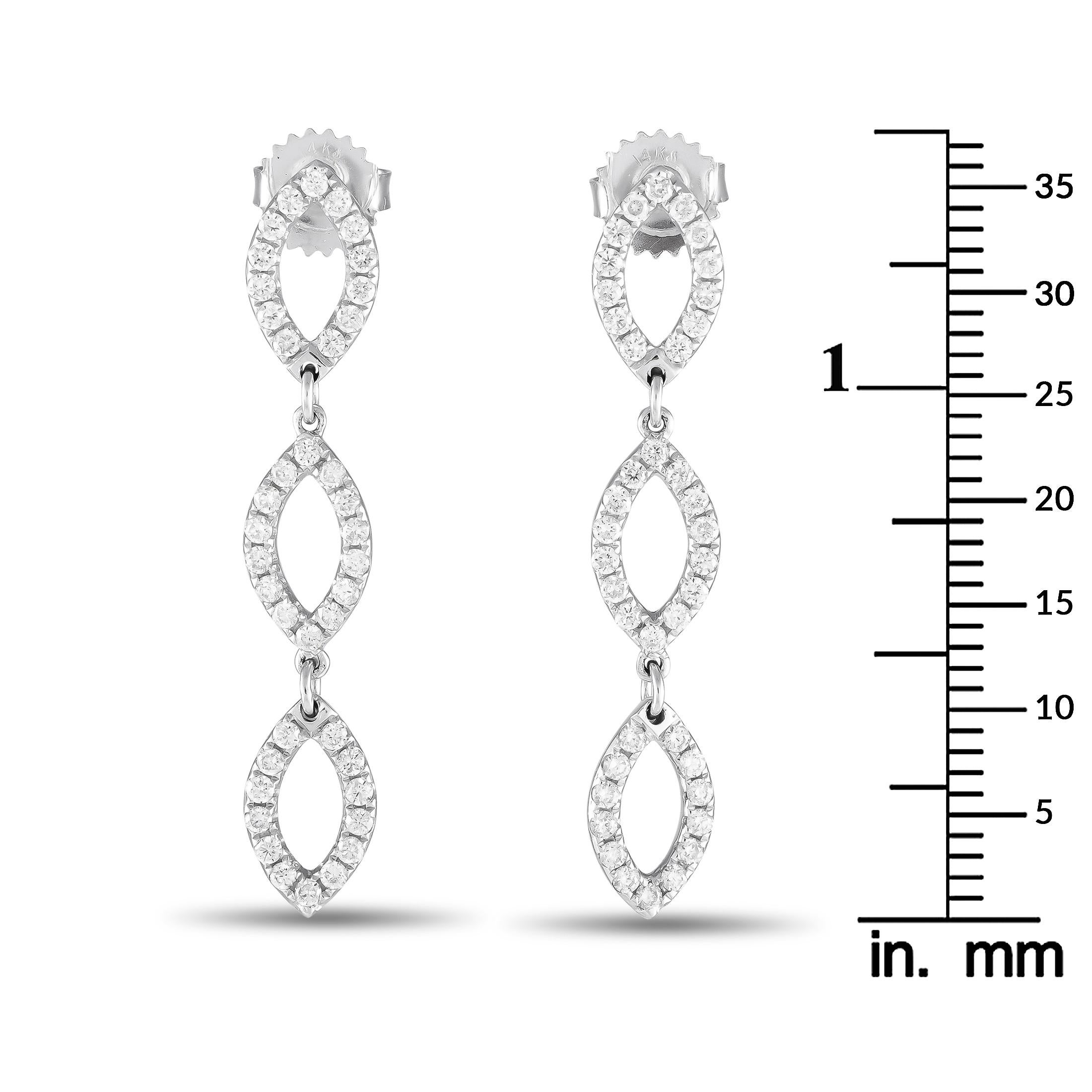 Curvi, appuntiti e scintillanti, questi orecchini LB Exclusive sono caratterizzati da uno stile conservatore con un tocco di geometria. Ogni orecchino ha un trio di montature a forma di pallone, elegantemente dettagliate con piccoli diamanti rotondi