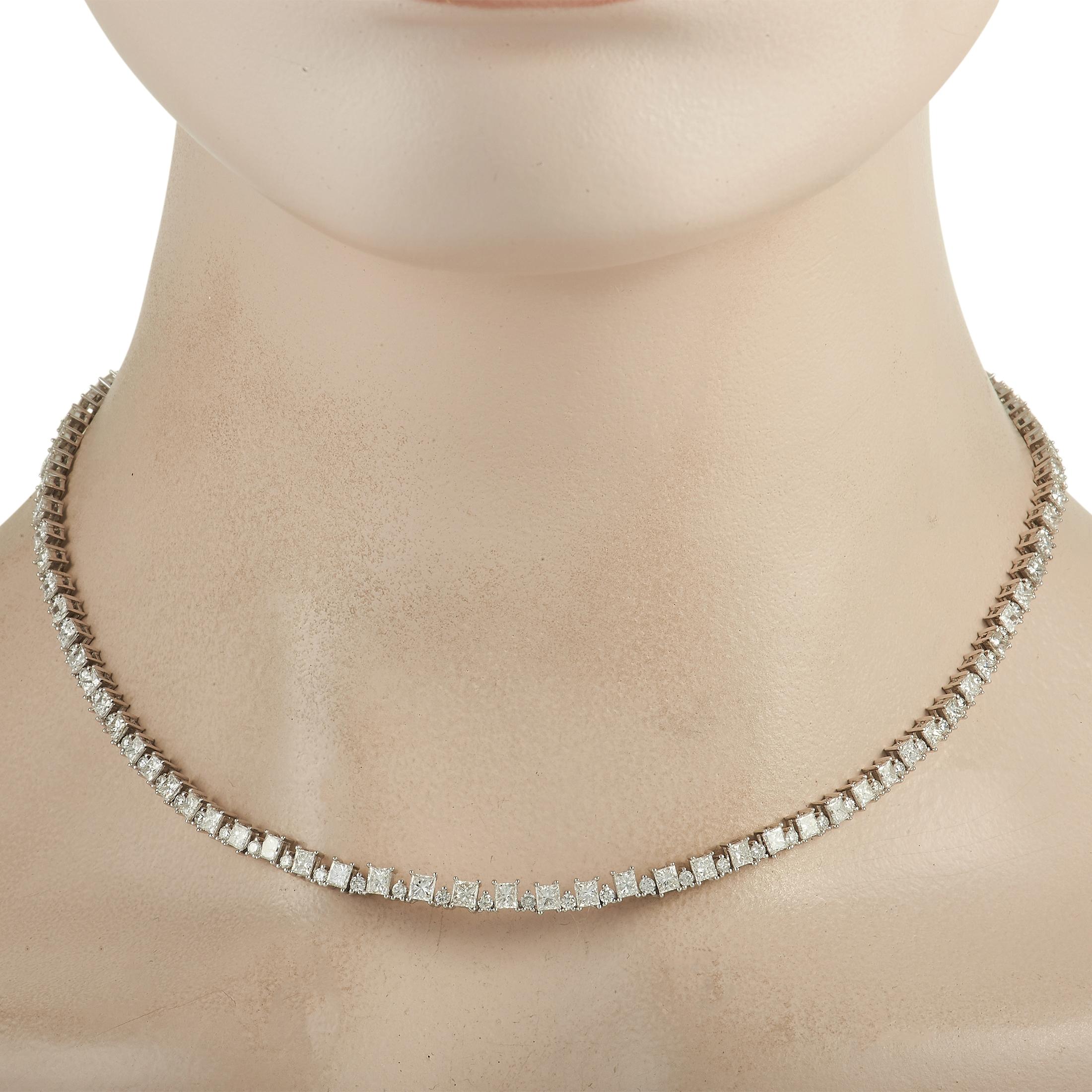 L'alternance de diamants de taille carrée et de taille ronde ajoute un impact visuel à ce collier simple et élégant. Réalisé en or blanc 18 carats, ce modèle de 16,5 pouces de long est entièrement recouvert de diamants scintillants d'un poids total