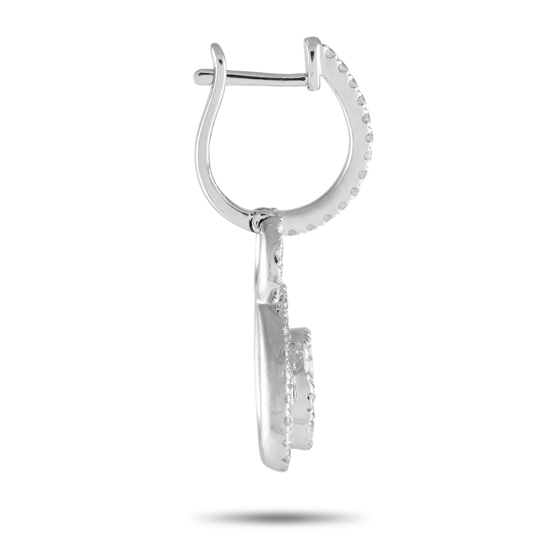 Aggiungi un tocco di classe ai tuoi outfit con questi scintillanti orecchini a cerchio. Ogni cerchio incernierato ha il bordo anteriore tracciato con piccoli diamanti rotondi. Da ogni cerchio pende una goccia stazionaria con un design asimmetrico a