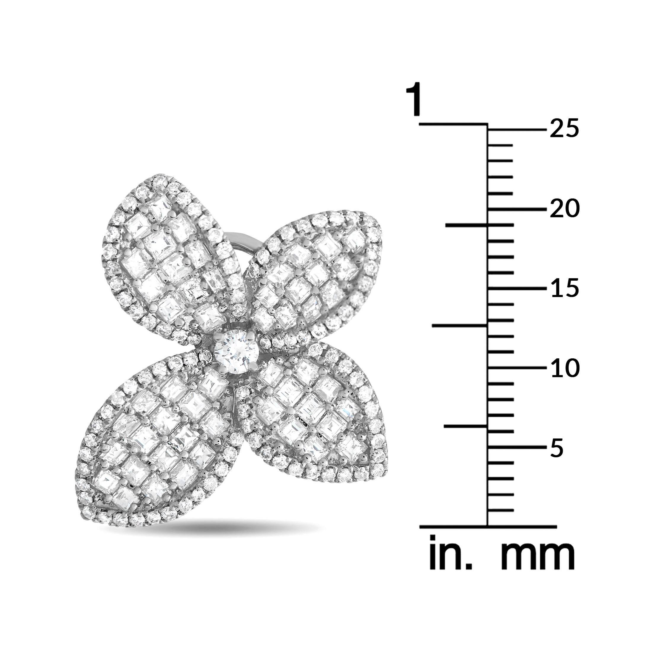 Taille mixte LB Exclusive Boucles d'oreilles fleurs en or blanc 18 carats avec diamants 4,01 carats en vente