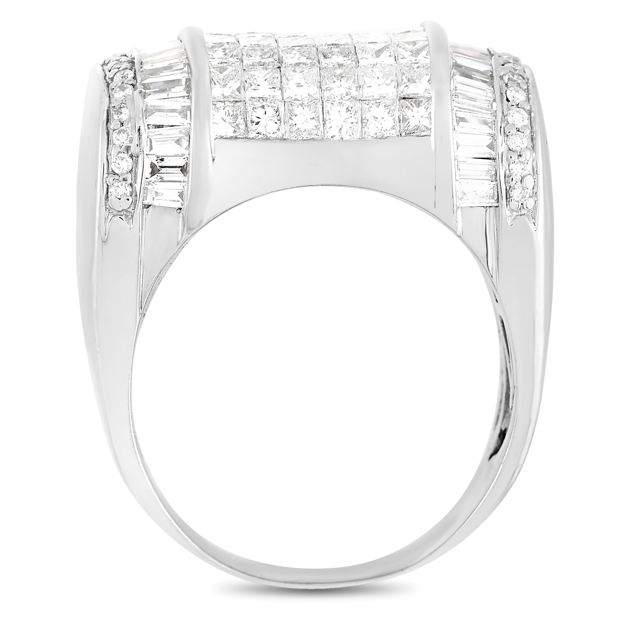 This is a bold piece of jewelry with a commanding presence. An array of round and step-cut diamonds add sparkle and shine to this ring’s signature geometric design. Impeccably designed, the rounded design comes to life thanks to the glistening 18K