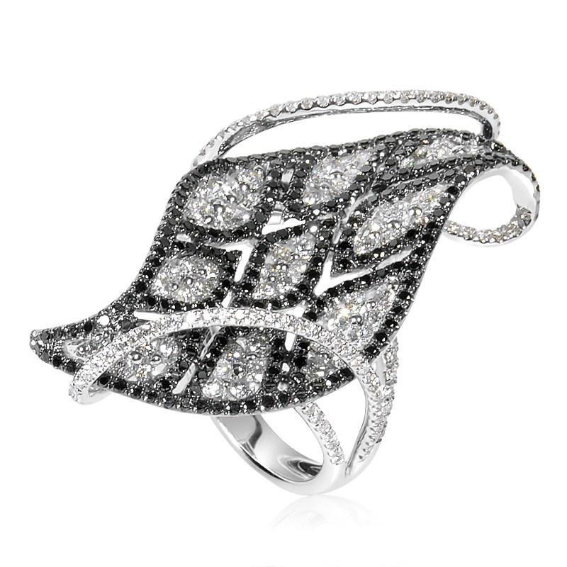 LB Exclusive 18K White Gold Black & White Diamond Leaf Ring In New Condition For Sale In Southampton, PA