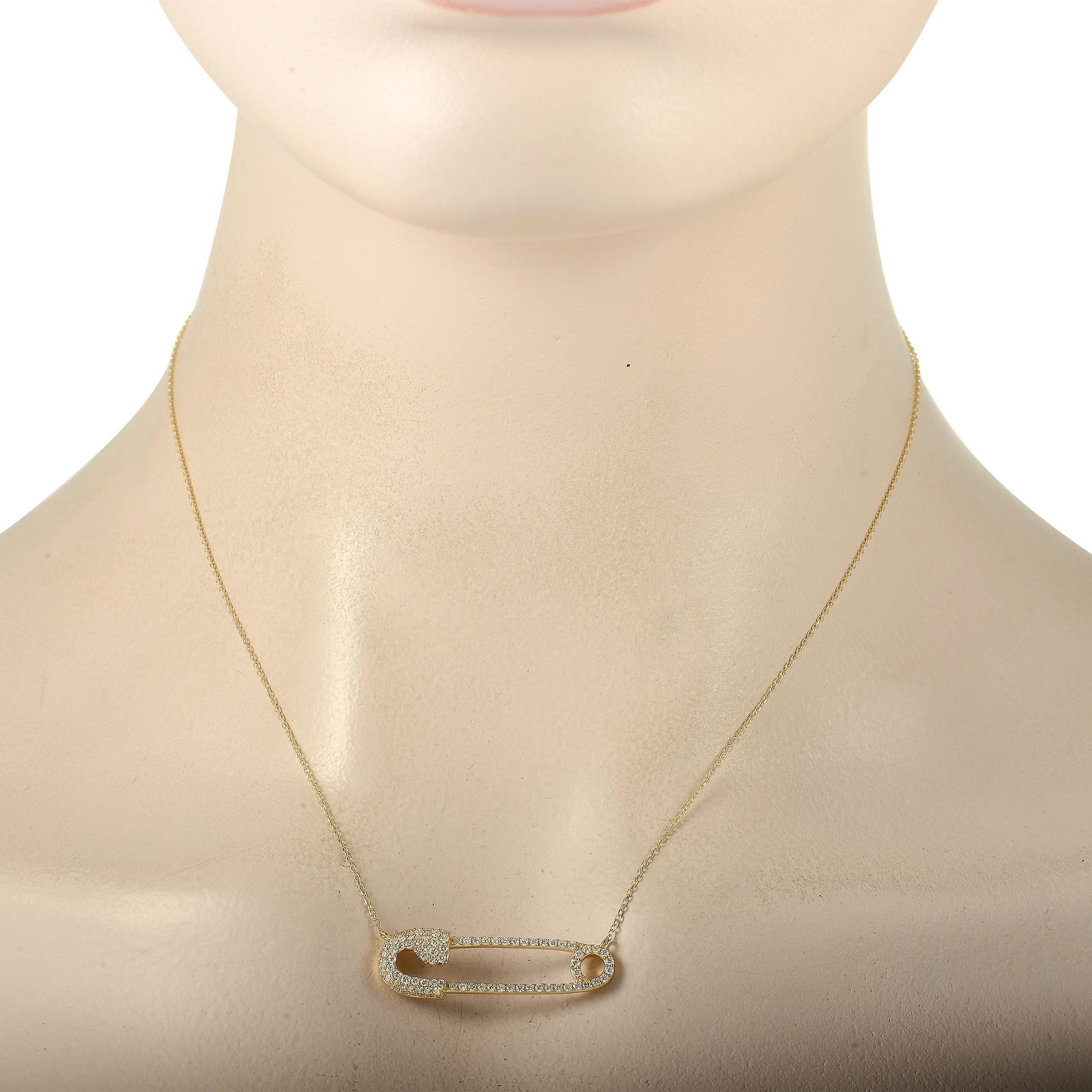 Diese auffällige Halskette wird Ihnen viele Komplimente einbringen. In der Mitte einer 16-Zoll-Kette befindet sich ein Anhänger in Form einer Sicherheitsnadel, der aus opulentem 18-karätigem Gelbgold gefertigt ist. Er ist 1,25