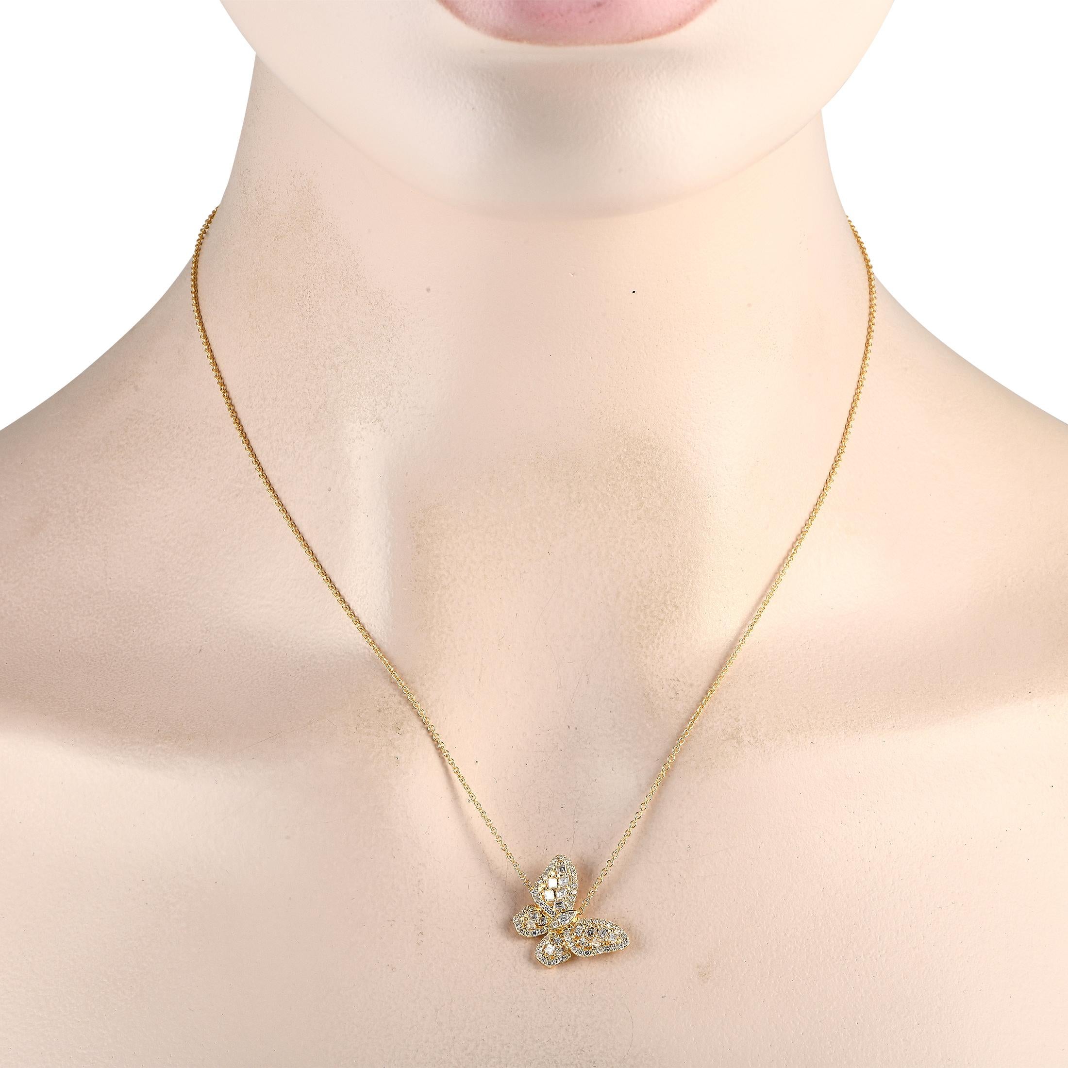 Diese charmante Halskette hat etwas Faszinierendes an sich. Aufgehängt an einer zarten 18er Kette, finden Sie einen atemberaubenden Schmetterlingsanhänger aus 18K Gelbgold, der 0,75 rund misst. Diamanten im Asscher-Schliff mit einem Gesamtgewicht