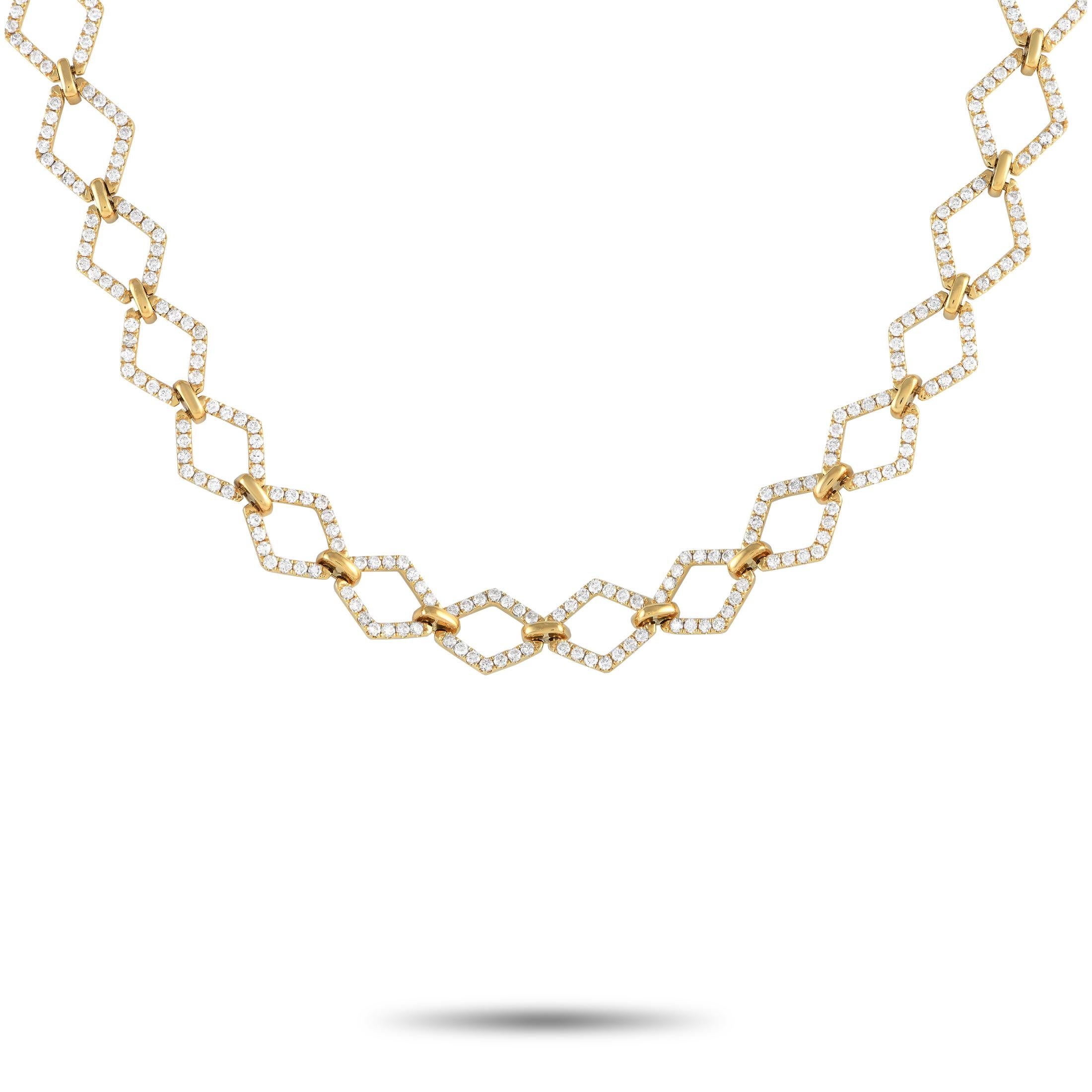 You'll love the way this geometric necklace gives a touch of refinement to an outfit. The necklace is designed with a series of 18K yellow gold hexagonal links traced by diamonds. The glittering geometric links are connected by petite oval nugget