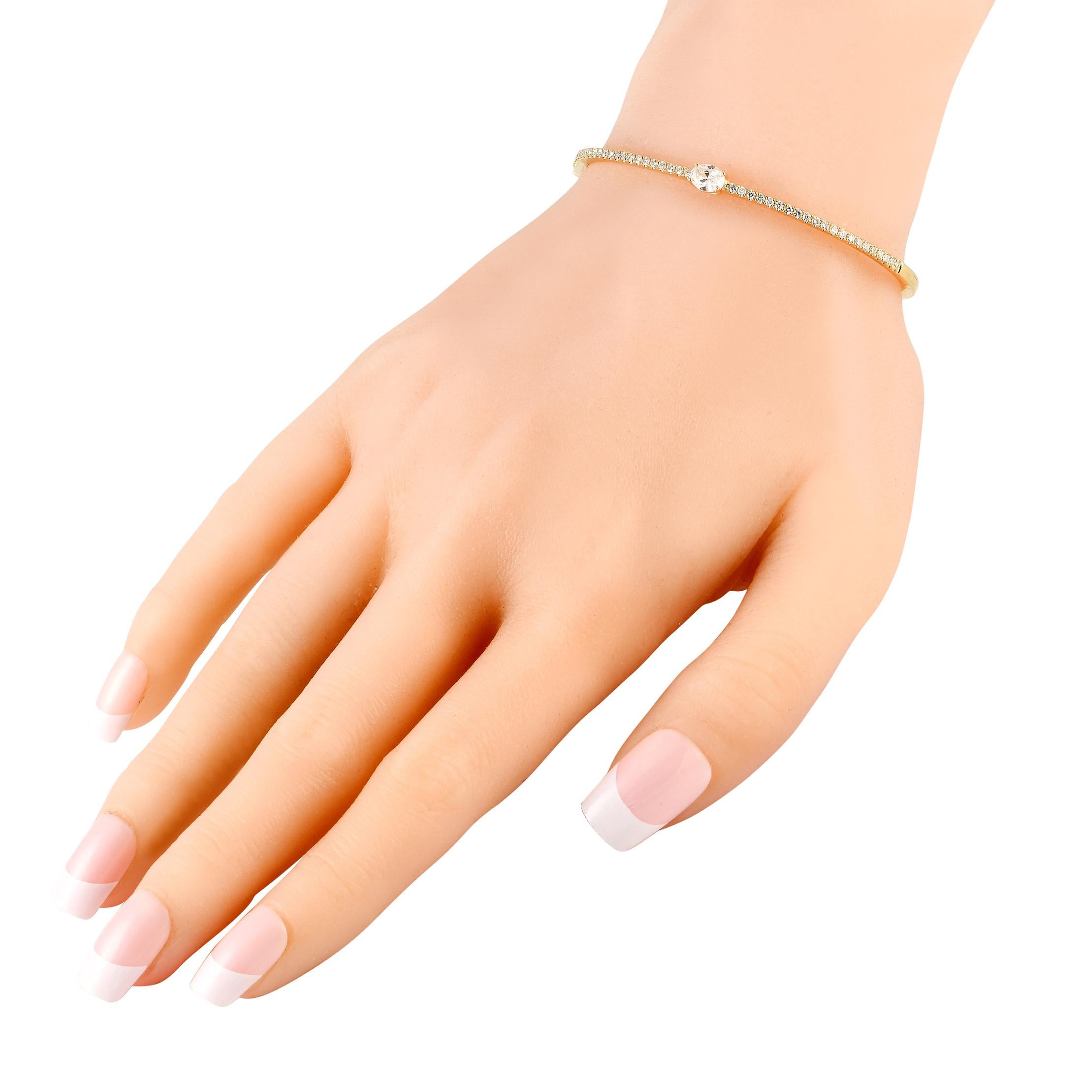 Lorsqu'il s'agit de polyvalence, ce bracelet en diamant qui se porte partout est un gagnant assuré. Il se compose d'un mince bracelet en or jaune 18 carats avec un fermoir en forme de boîte. La moitié de la circonférence du bracelet est pavée de