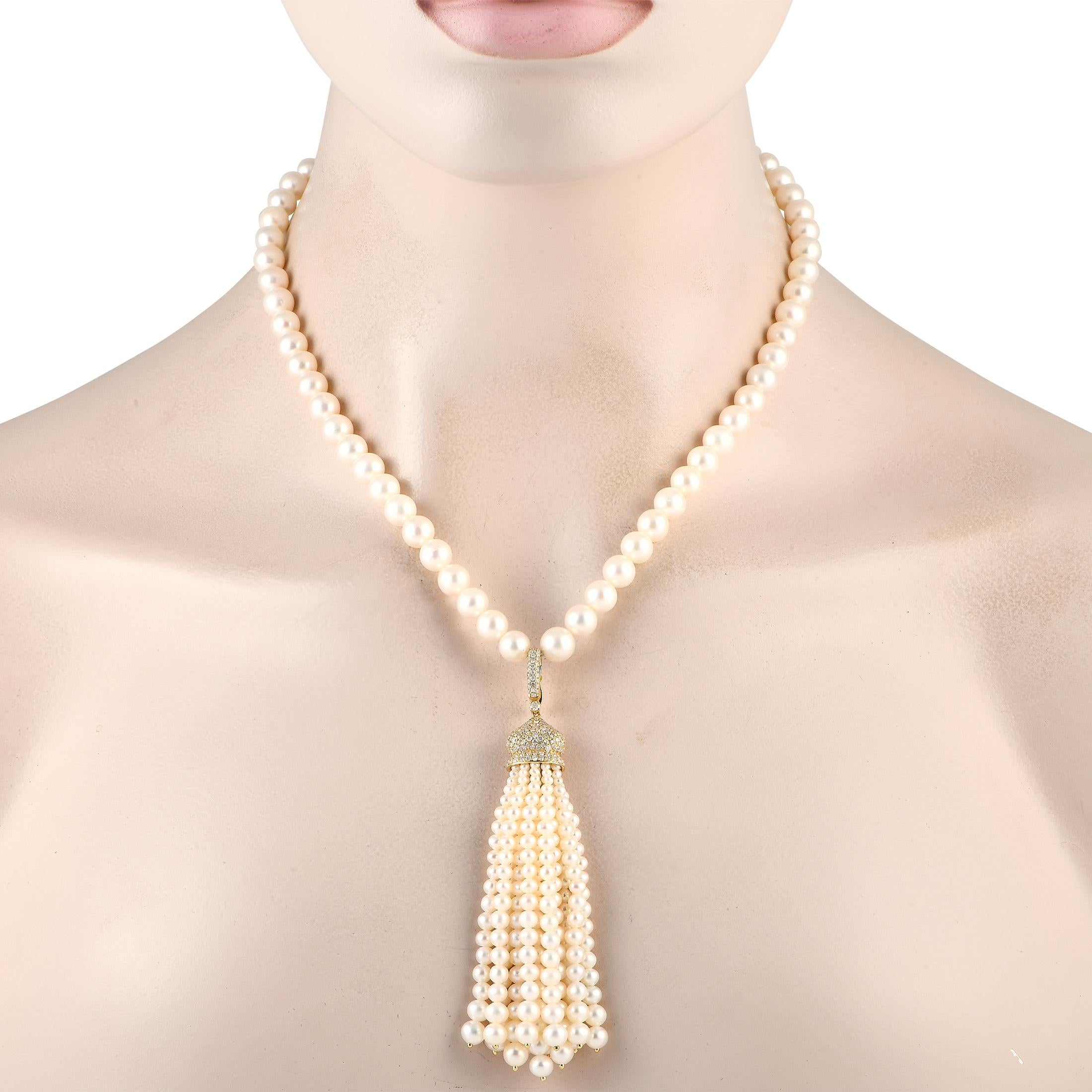 Mit diesem Stück von LB Exclusive können Sie Ihren formellen Look mühelos auf das nächste Level bringen. Es besteht aus einem Strang cremeweißer Perlen an einer Halskette mit Karabinerverschluss. Er hat einen einzigartigen Quastenanhänger mit einem