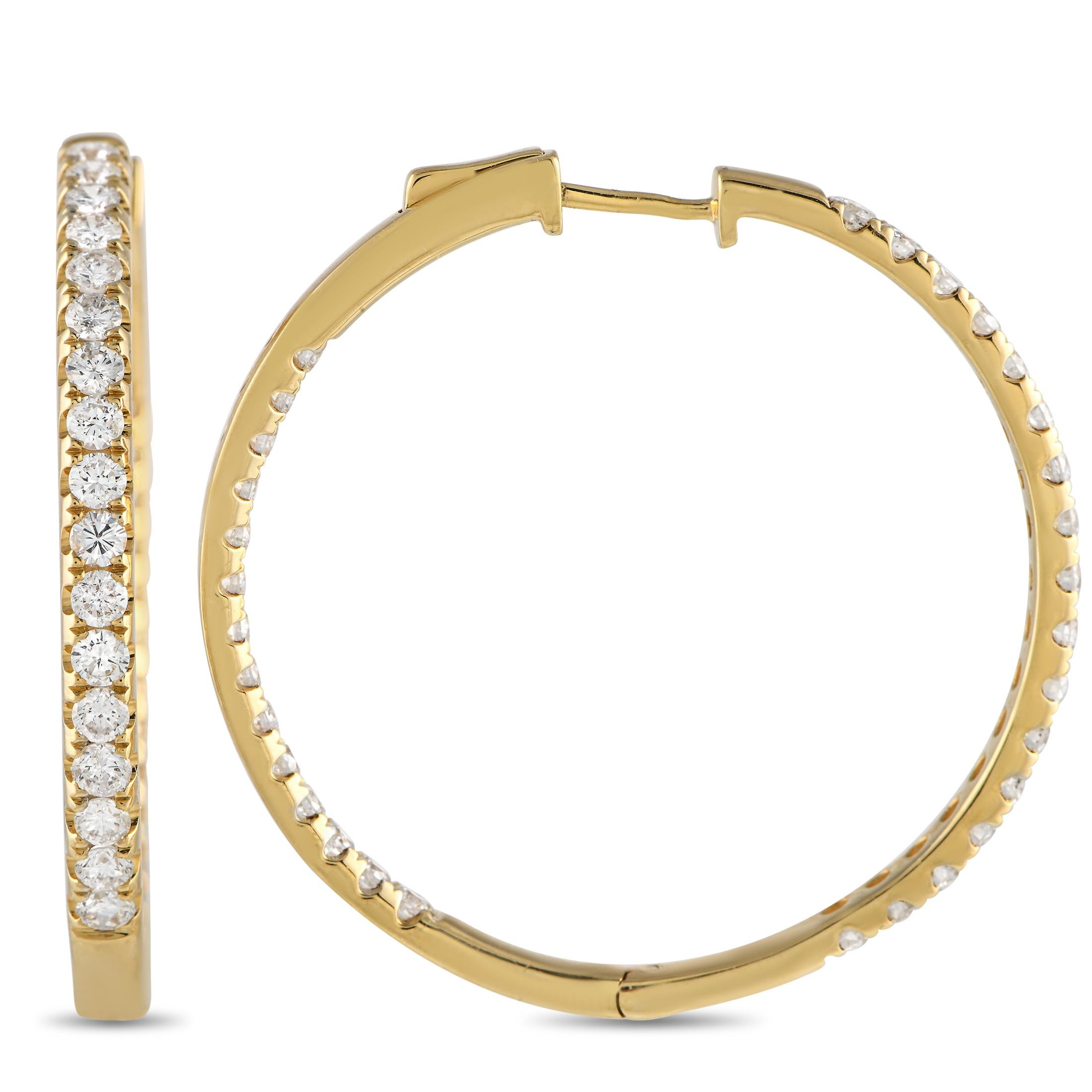 Diese klassisch eleganten Creolen verleihen jedem Outfit den perfekten Schliff. Eine minimalistische Fassung aus 18 Karat Gelbgold mit einem Durchmesser von 1,25 Zoll bildet die perfekte Grundlage für die Reihe funkelnder Edelsteine. Sie sind mit