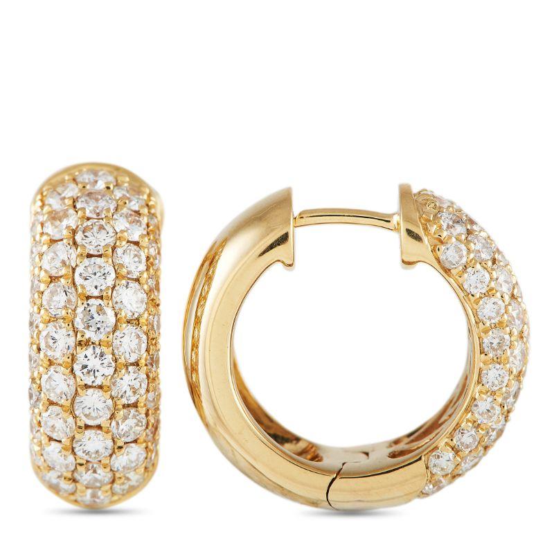 Diamanten im Rundschliff mit einem Gesamtgewicht von 2,0 Karat machen diese Ohrringe einfach außergewöhnlich. Jedes Stück ist 0,65 201D; lang und 0,25 201D; breit und wird mit einer schimmernden Fassung aus 18 Karat Gelbgold geliefert.
 Dieses