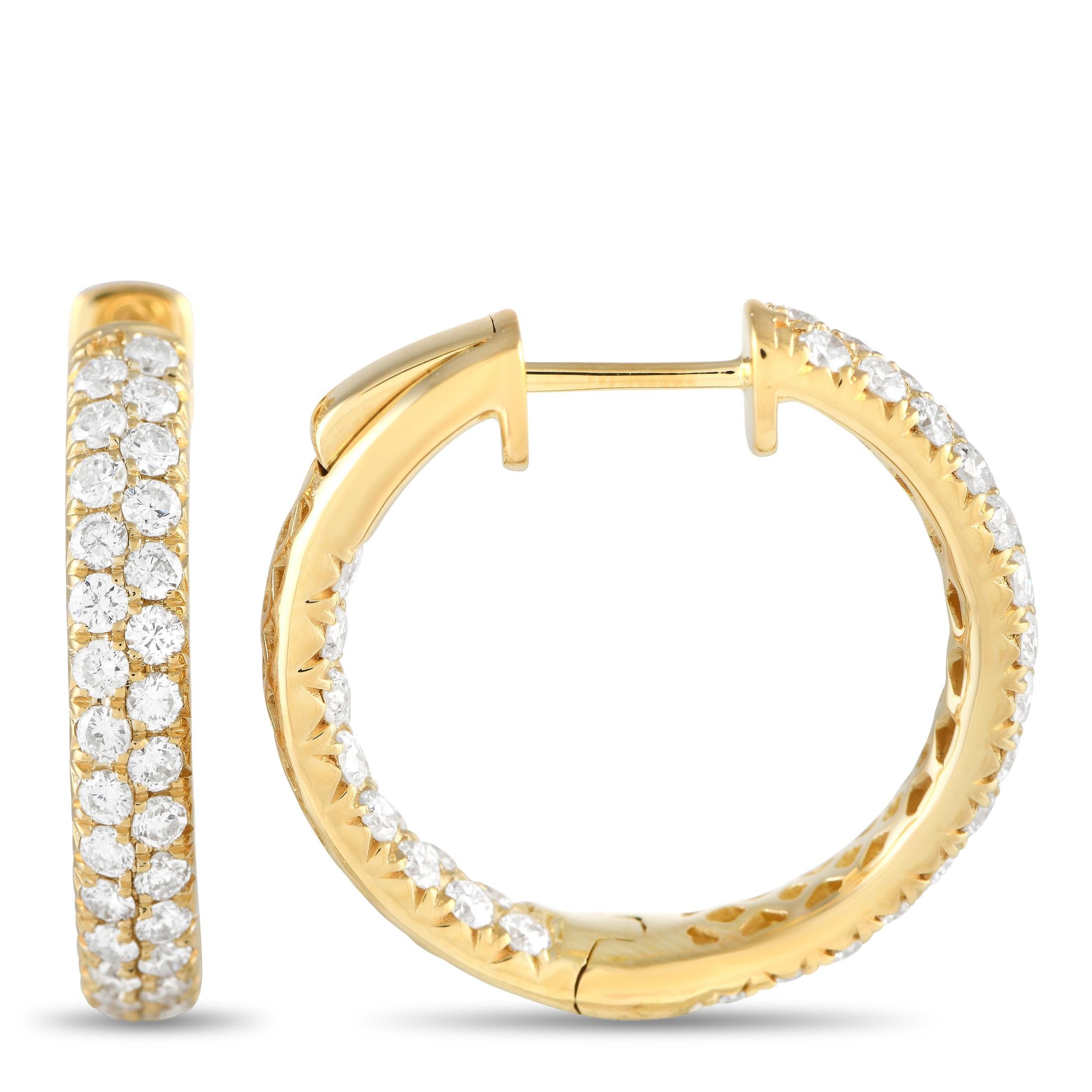 Alles, was Sie brauchen, ist dieses Paar Reifchen, um jedem Tag einen Hauch von Luxus zu verleihen. Diese ringförmigen Ohrringe aus 18 Karat Gelbgold strahlen Wärme und Eleganz aus. Zwei Reihen runder Diamanten säumen die Vorderseite und die innere,