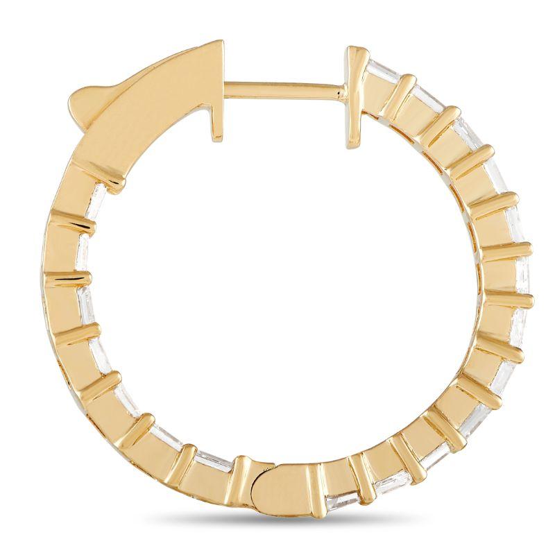 Eleganter als diese exquisiten Ohrringe aus 18 Karat Gelbgold geht es 2019 nicht mehr. Funkelnde Diamanten im Ascher-Schliff von insgesamt 2,56 Karat lassen sie aus jedem Blickwinkel funkeln. Jedes Stück misst 1 201D; rund und hat damit die perfekte