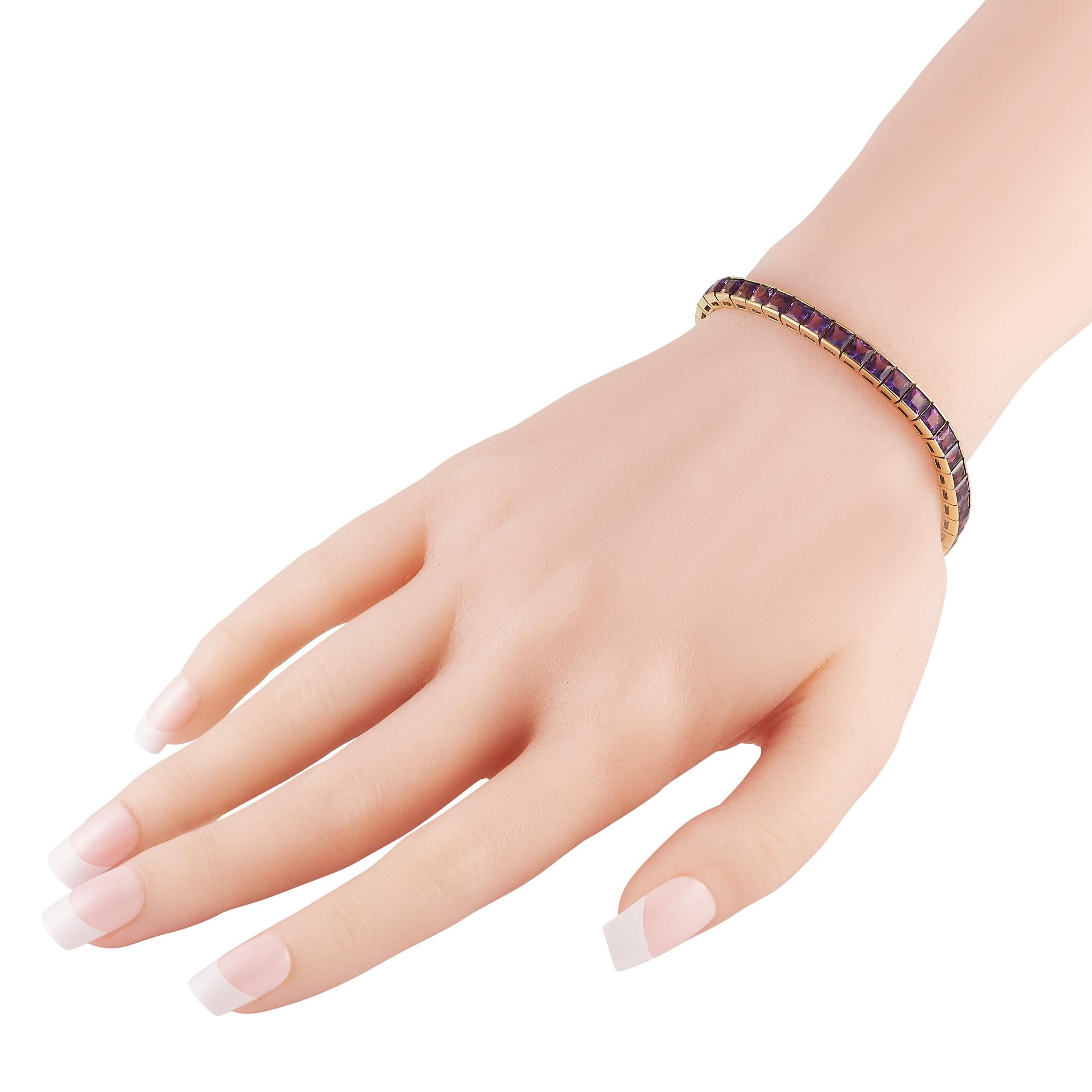 Ein klassisches Tennisarmband mit einem königlichen Touch. Dieses LB-Exklusivstück zeigt eine Reihe wunderschöner Amethysten in einer Bar-Kanal-Fassung. Es ist 7,5 Zoll lang und wiegt 18,3 Gramm. Das Armband wird mit einer Faltschließe geschlossen. 