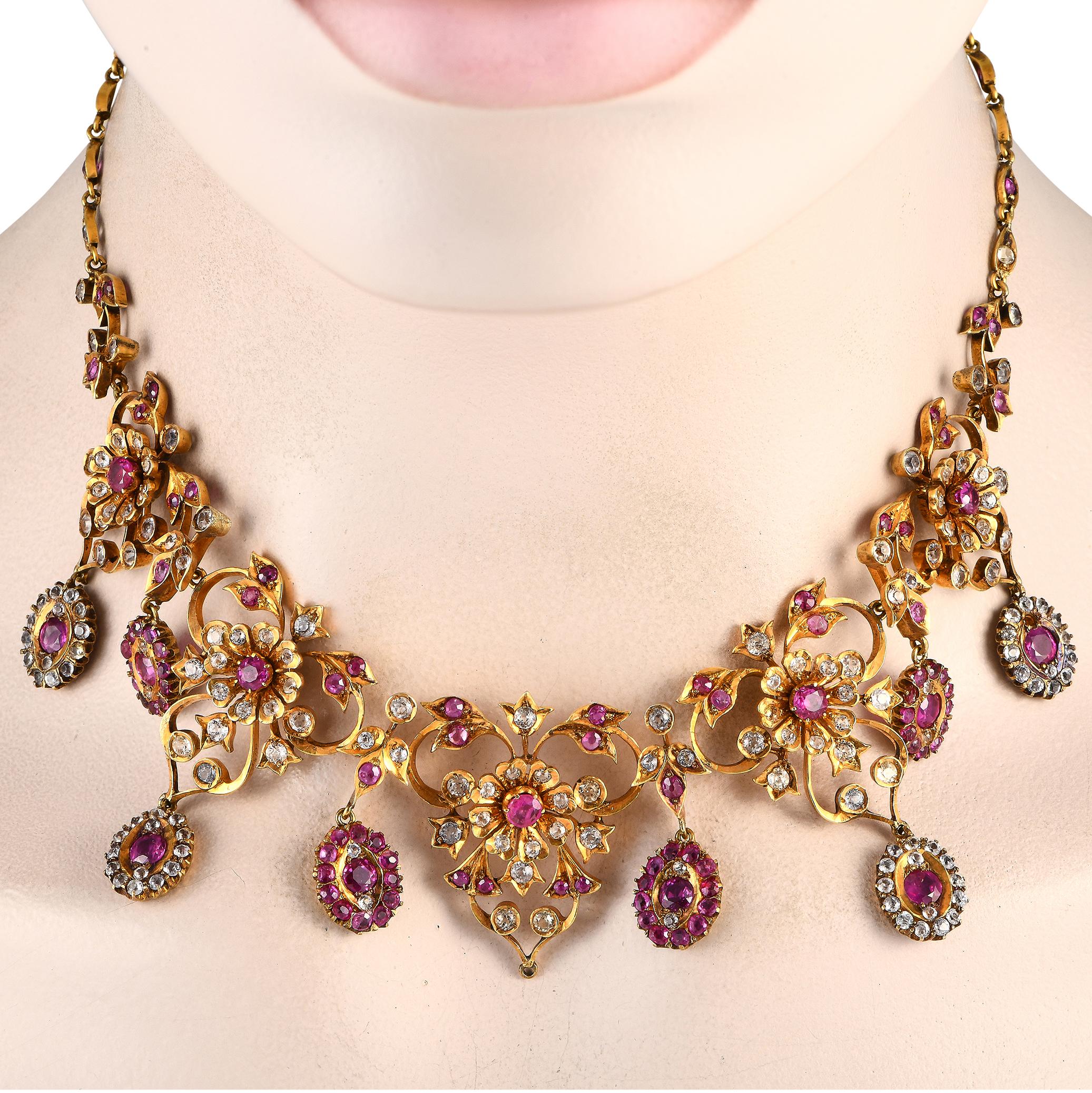 Aufwändige Metallarbeiten und eine beeindruckende Reihe kostbarer Edelsteine vereinen sich zu dieser opulenten Halskette. Dieses atemberaubende Accessoire aus 18-karätigem Gelbgold wird durch Diamanten mit einem Gesamtgewicht von ca. 7,0 Karat und
