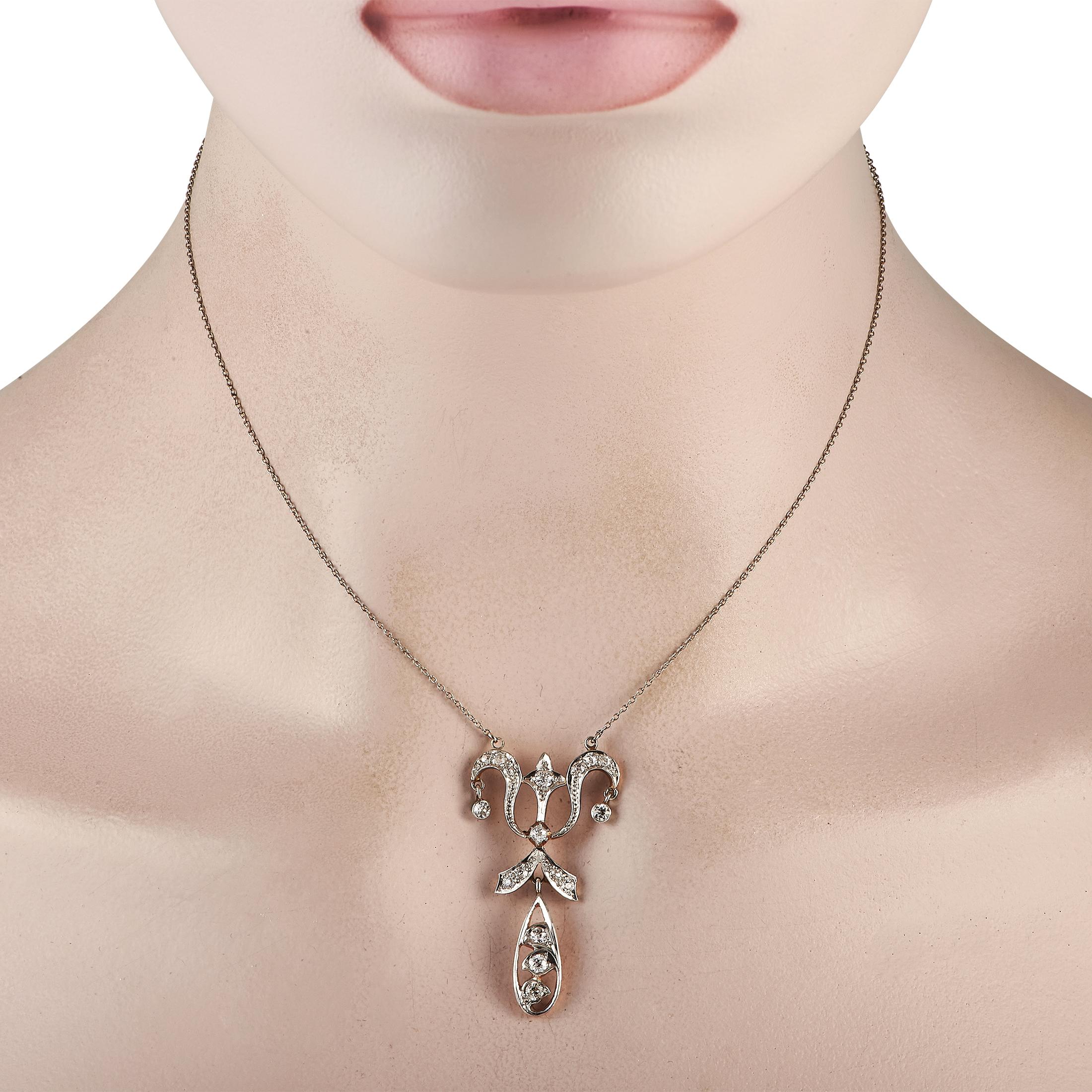 Ce collier antique exquis présente un travail de métal complexe et un sens du style intemporel. Le pendentif mesure 1,5