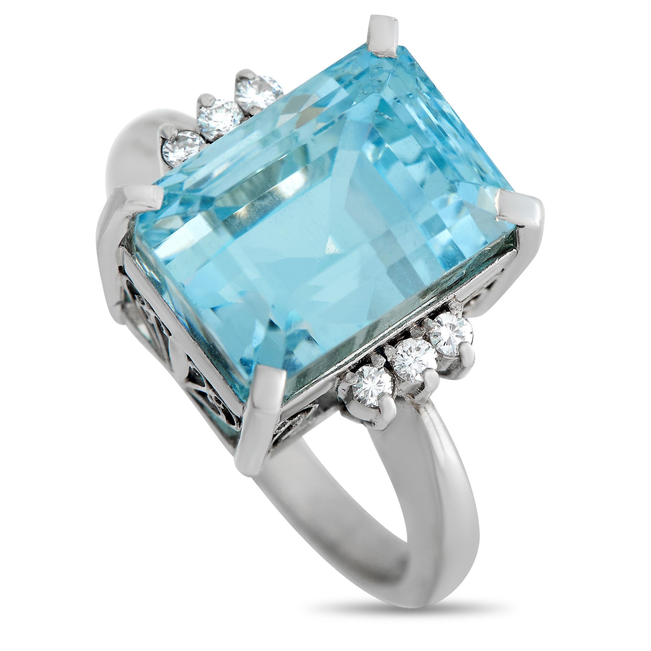 LB Exclusive Platinum 0.21ct Diamond and Aquamarine Ring In Excellent Condition For Sale In Southampton, PA