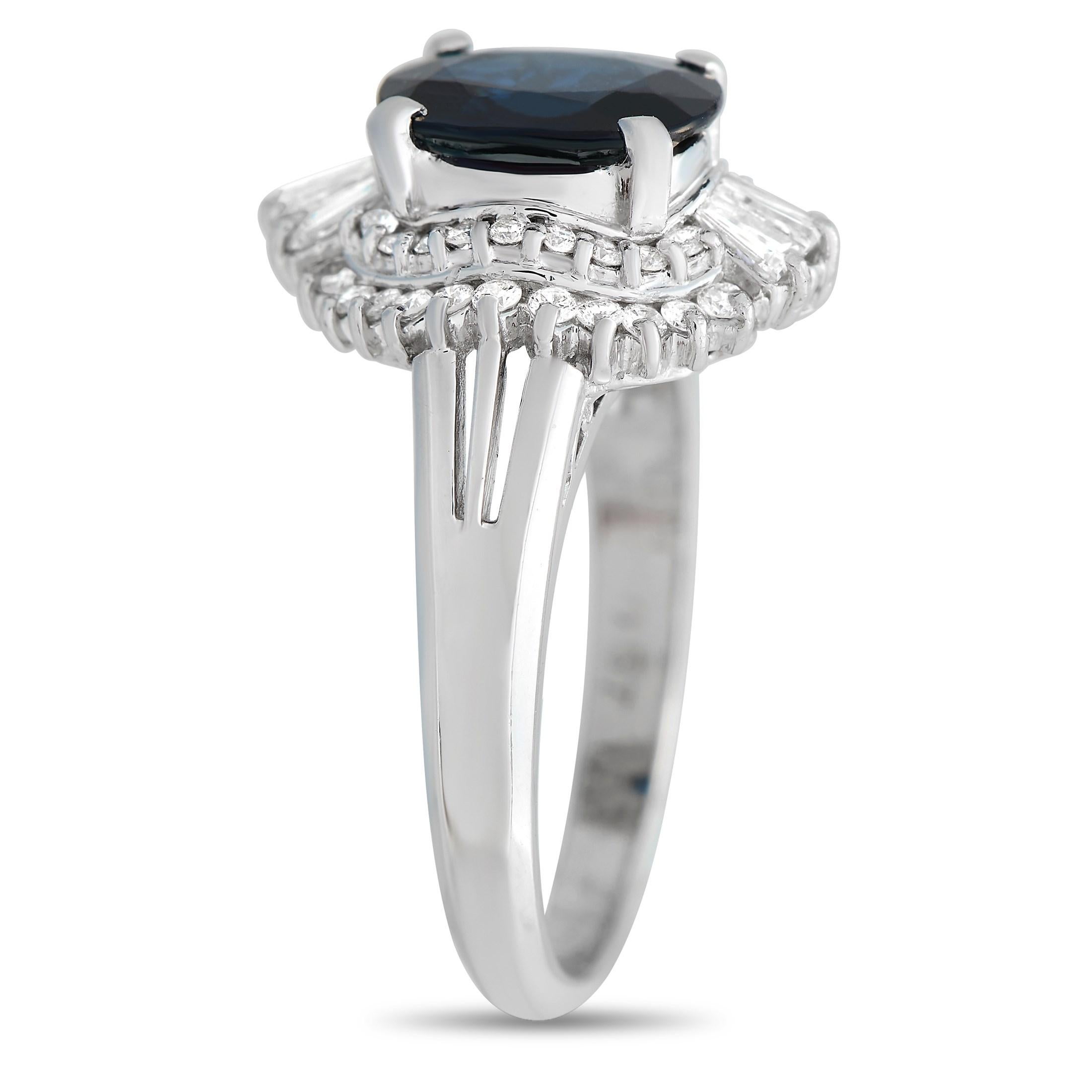 Dieser Platinring strahlt pure Eleganz aus. Er ist mit einem blauen Saphir von 1,80 Karat besetzt, der von vier Zacken gehalten wird und von einer Galerie glänzender, schimmernder Diamanten umgeben ist. Ein Trio aus spitz zulaufenden
