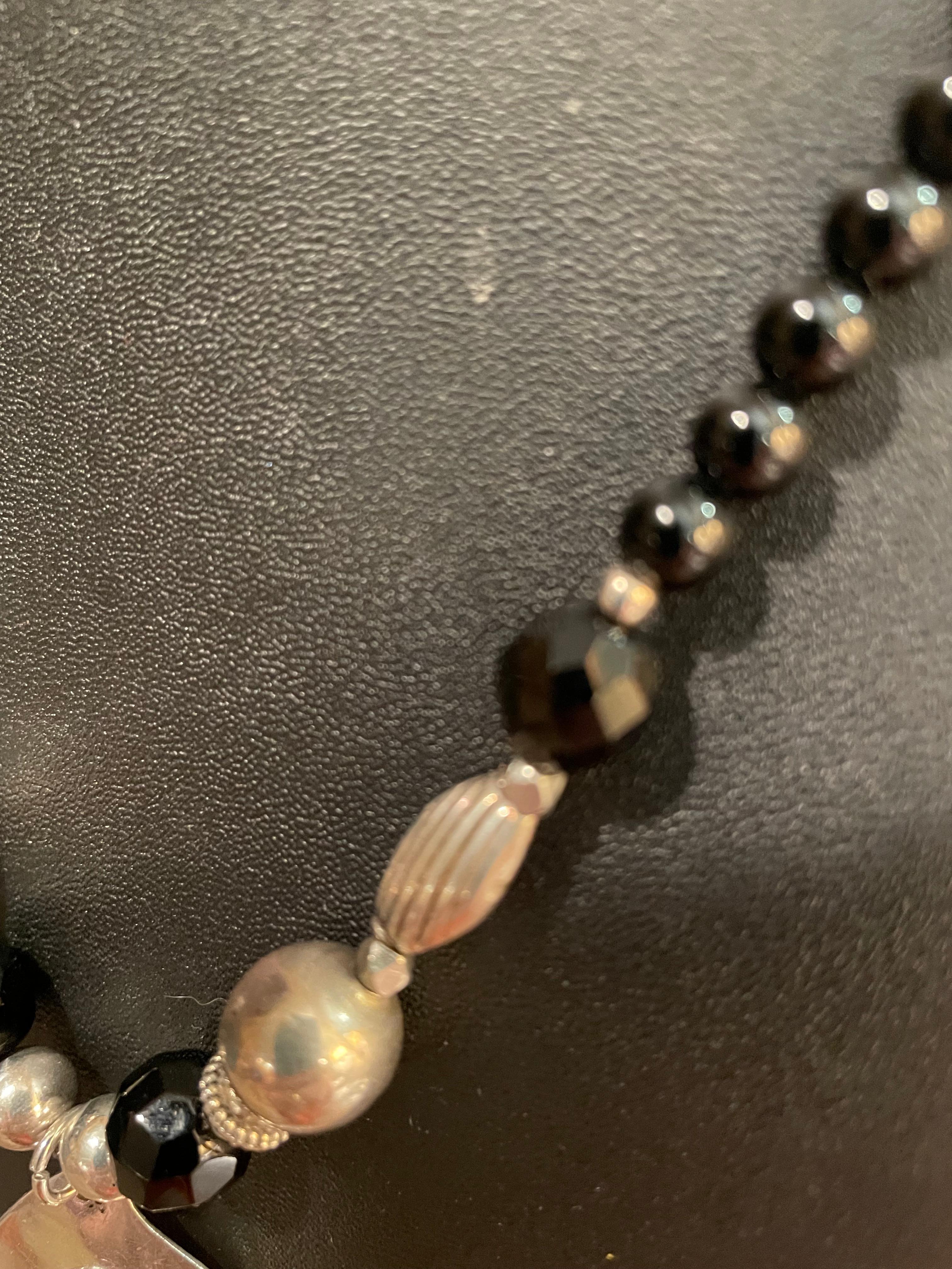 LB Fabuleux collier à pendentifs multi-pendentifs en argent sterling et onyx faits à la main Bon état - En vente à Pittsburgh, PA