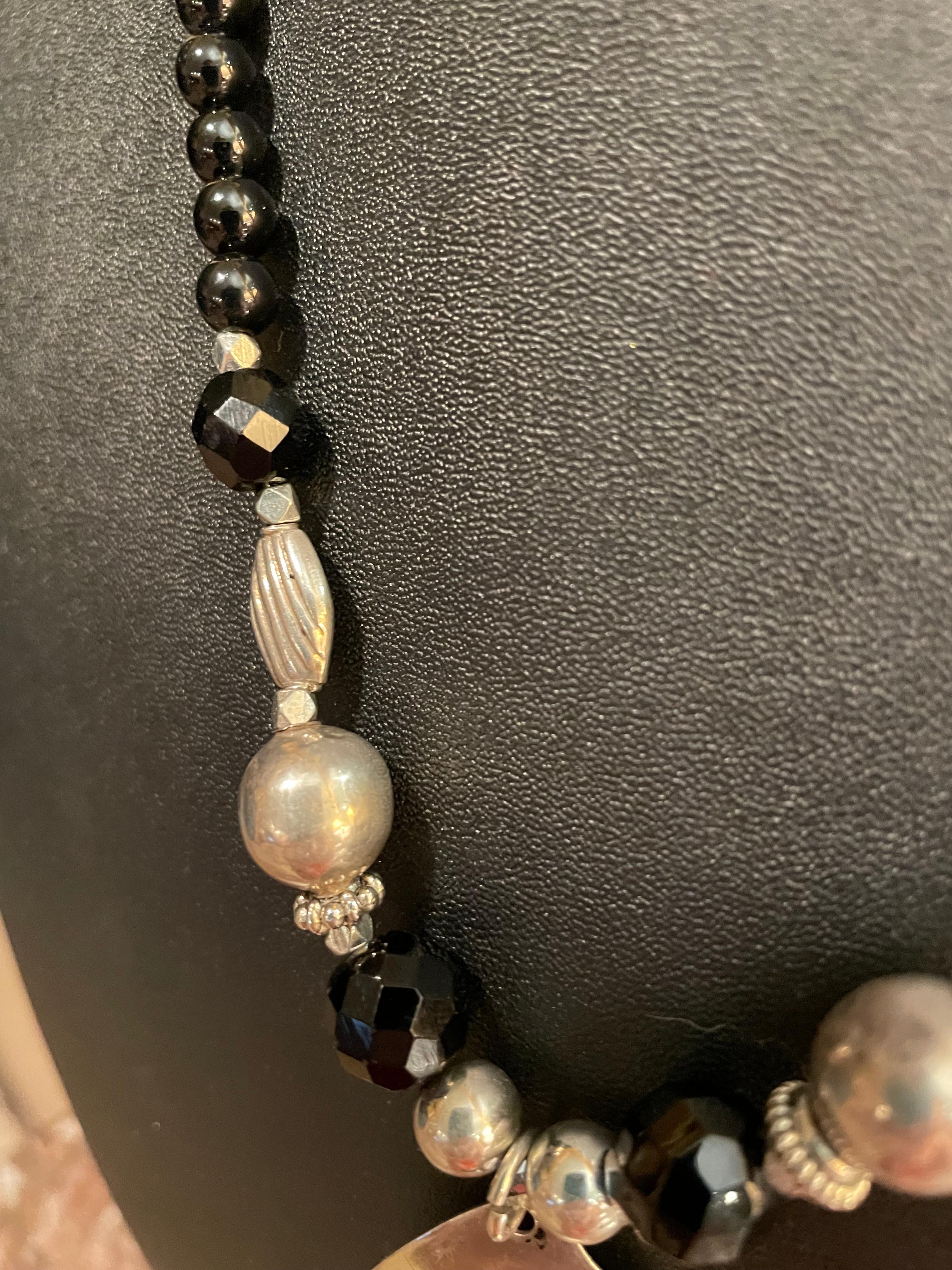 LB Fabuleux collier à pendentifs multi-pendentifs en argent sterling et onyx faits à la main Pour femmes en vente