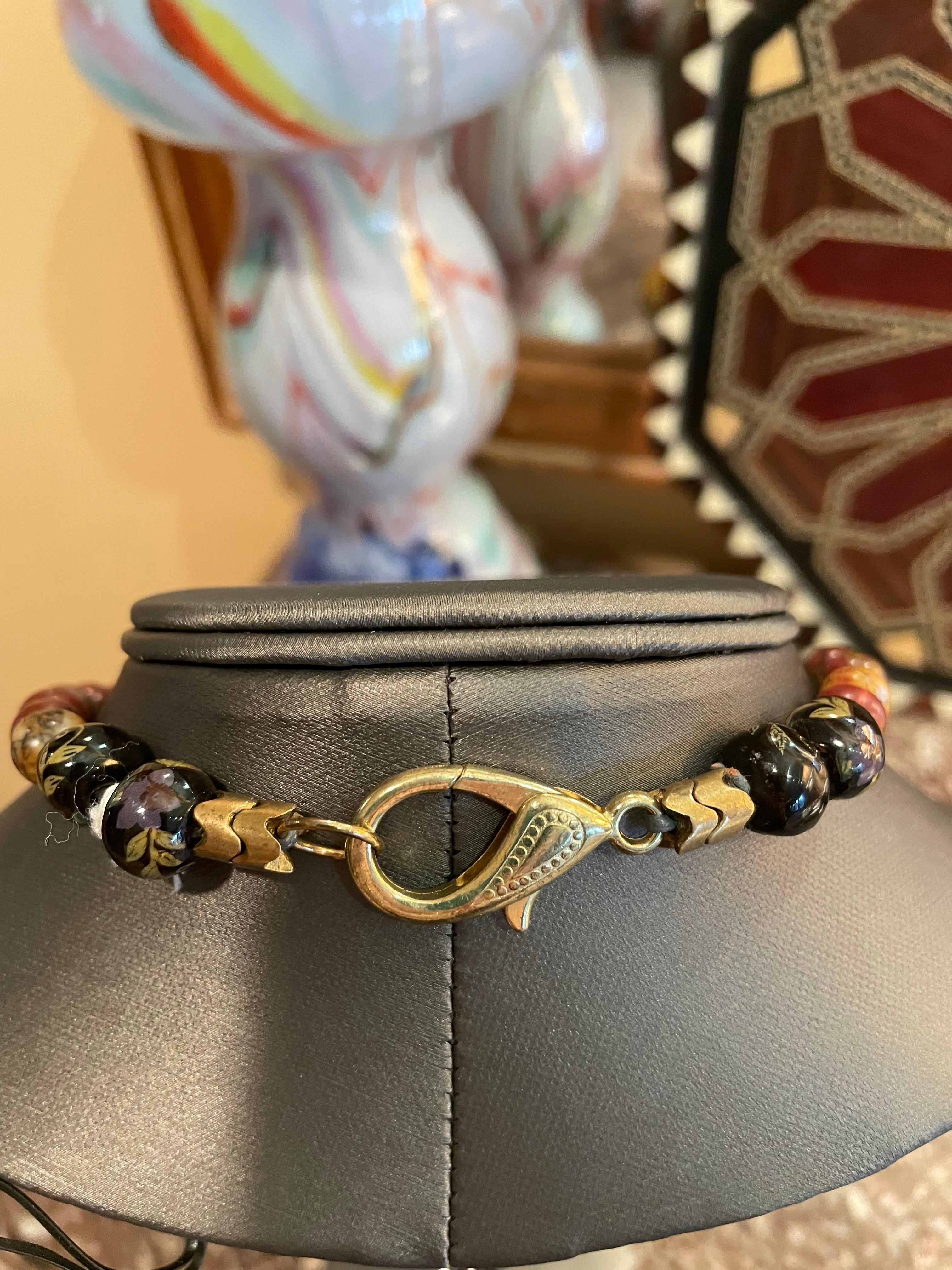 Perle LB, collier pendentif en jadéite sculptée et noyer avec jadéite, agate, laiton et verre vintage en vente