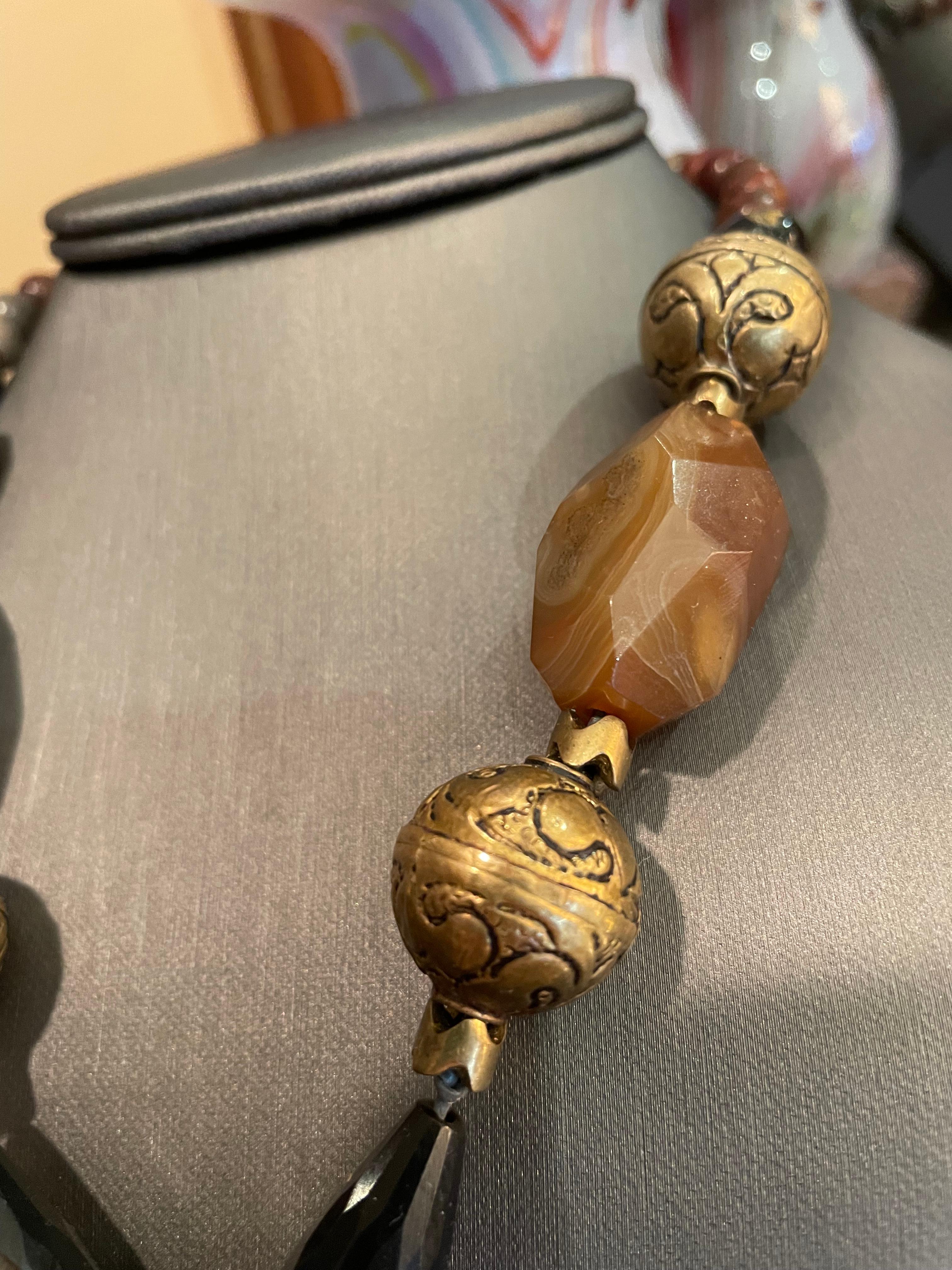 LB, collier pendentif en jadéite sculptée et noyer avec jadéite, agate, laiton et verre vintage Bon état - En vente à Pittsburgh, PA