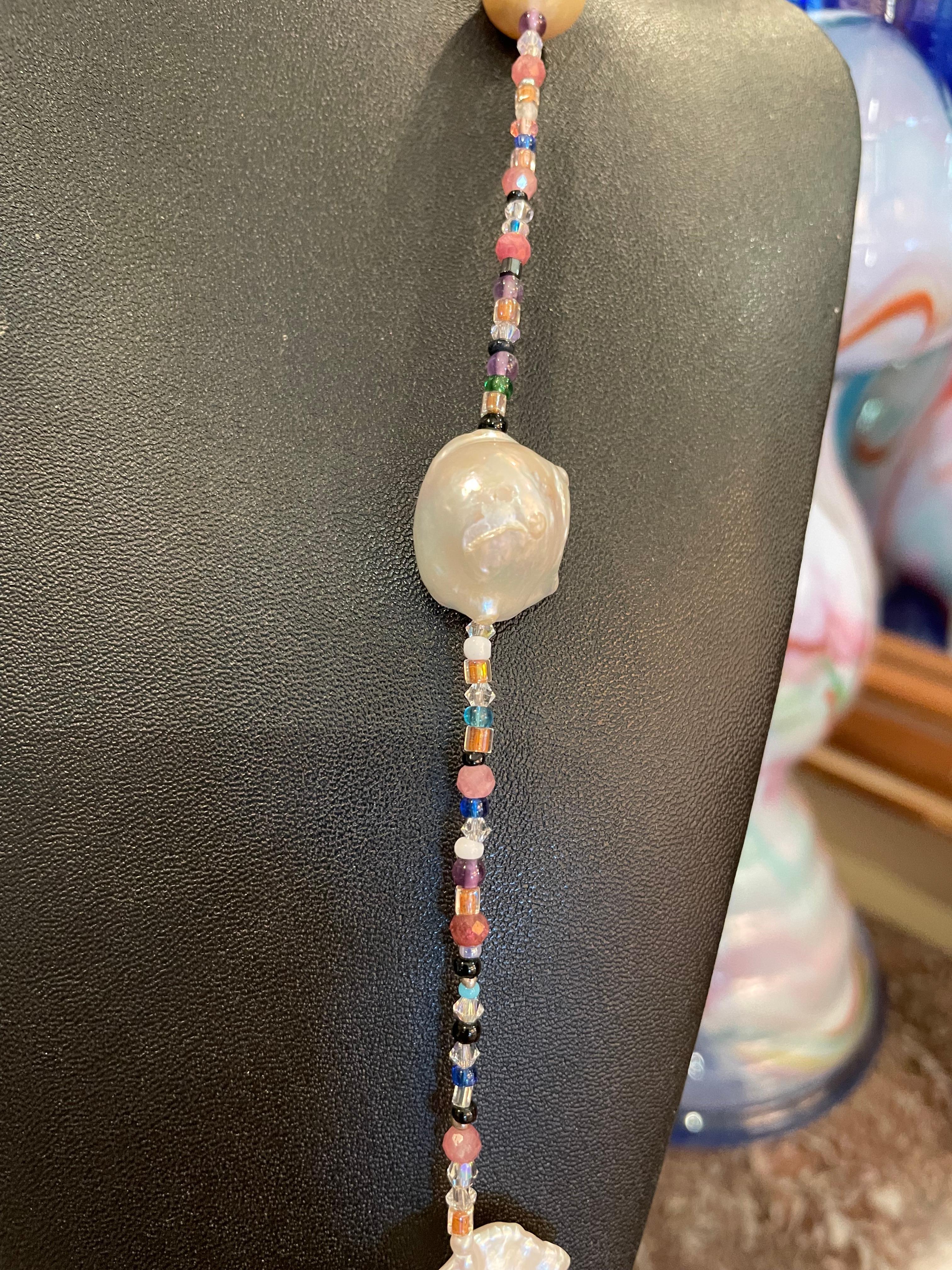LB Große Barockperlen-Halskette mit atemberaubendem Seil mit mehrfarbigen Kristallen, angeboten (Perle) im Angebot