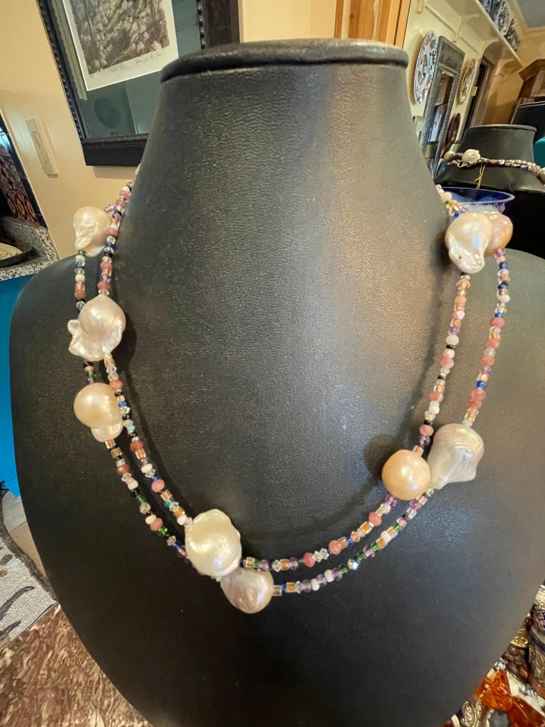 LB Perle barocche grandi Splendida collana in corda con cristalli  multicolori offerta in vendita su 1stDibs