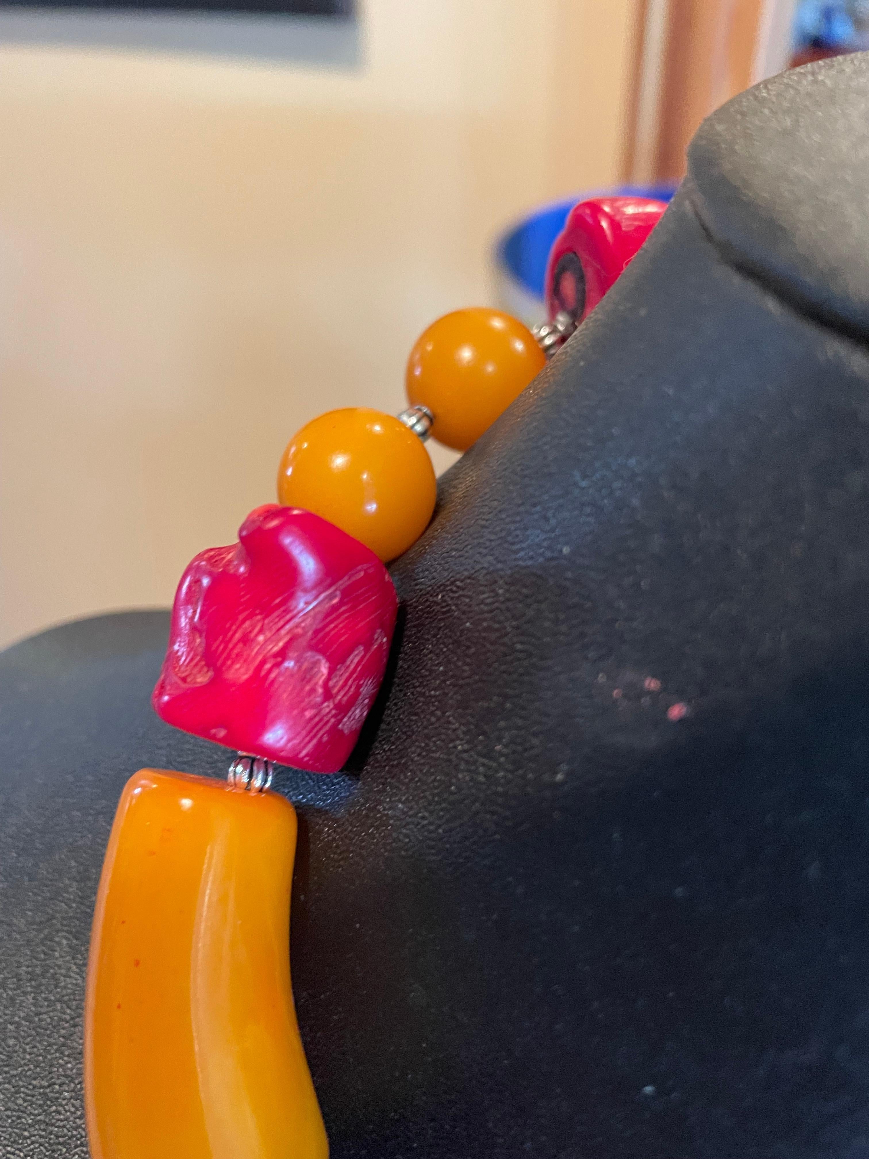 LB bietet eine atemberaubende Halskette aus dramatischem französischem Bakelit und roter Koralle für Damen oder Herren im Angebot
