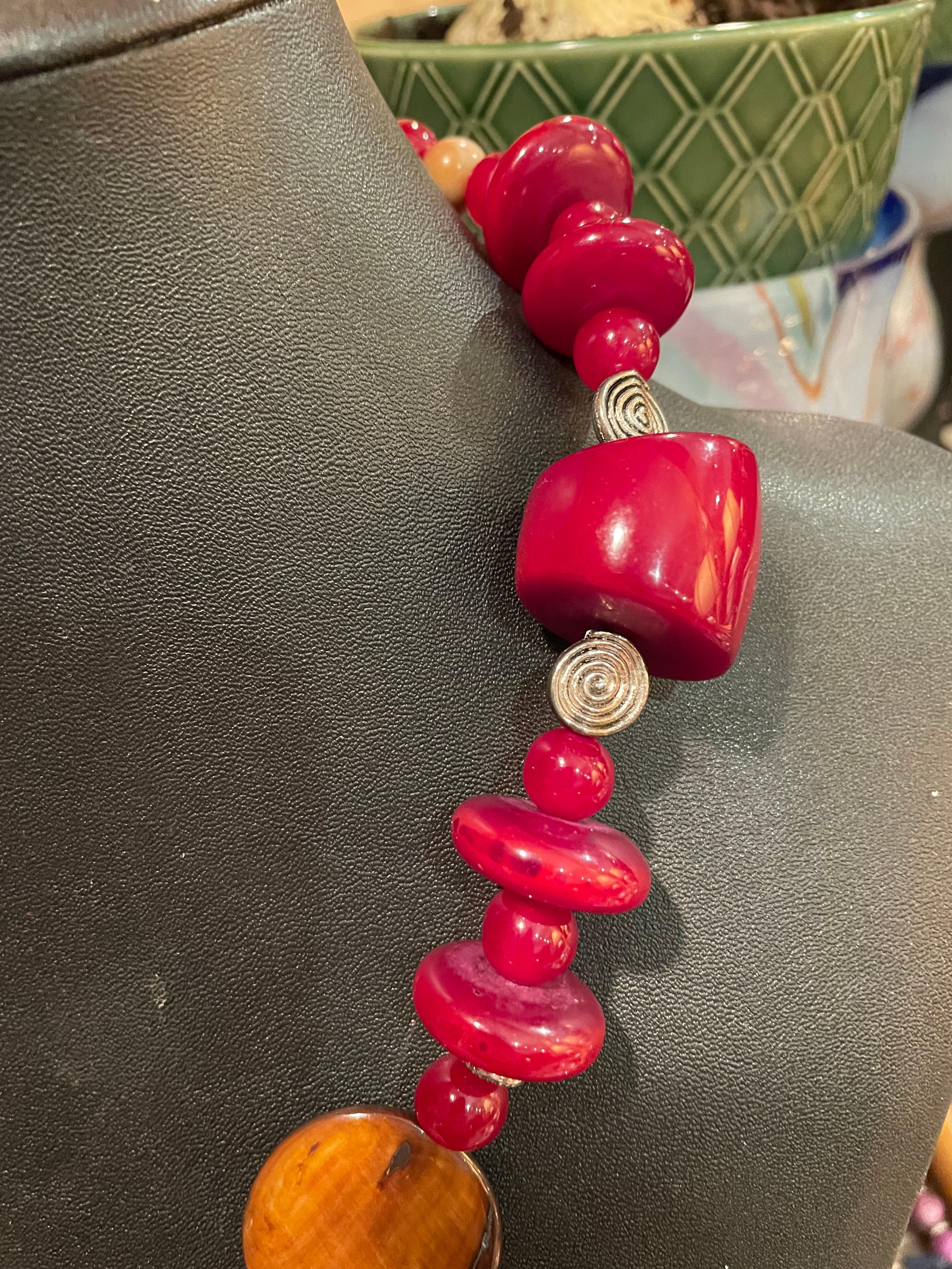 Artisan LB propose un collier indien unique en son genre, fait à la main, en résine et coquillage avec argent en vente