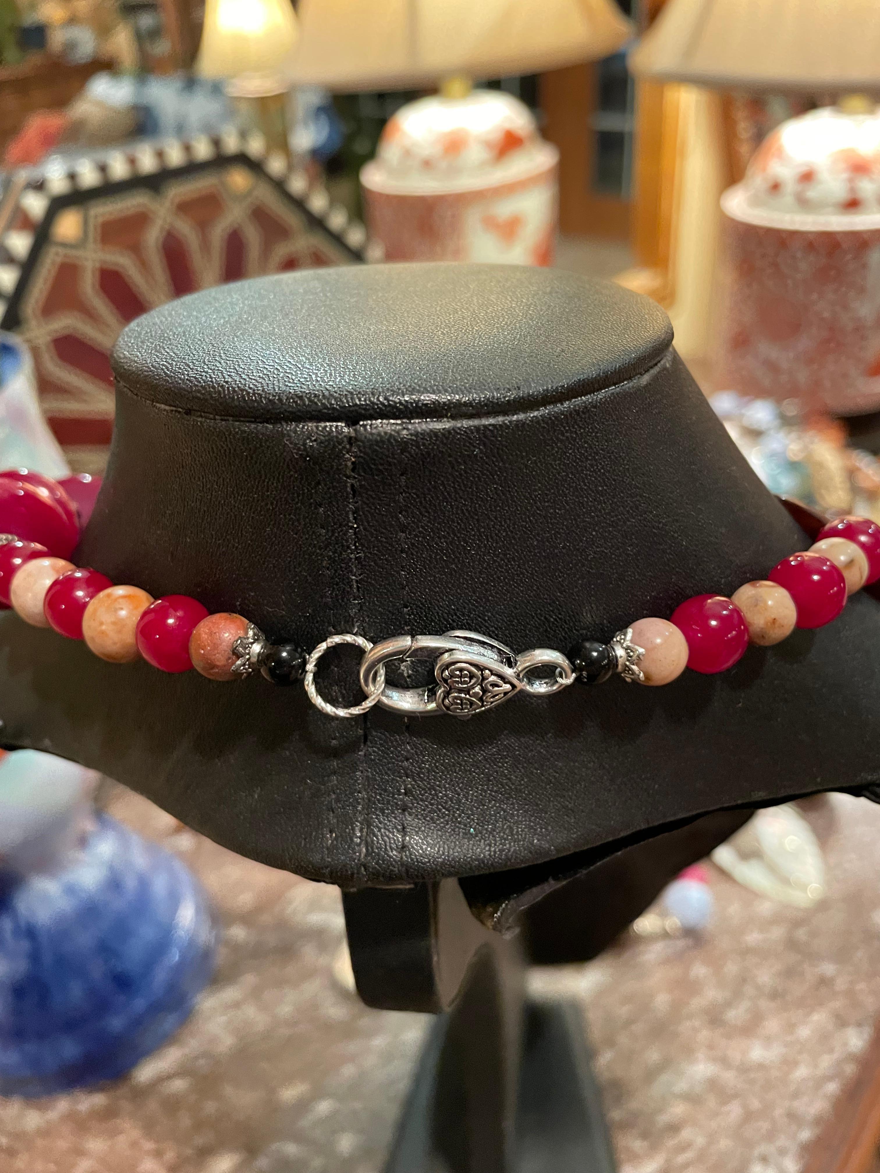 LB bietet eine handgefertigte, einzigartige Halskette aus indischem Harz und Muscheln mit silbernem Silber Damen im Angebot