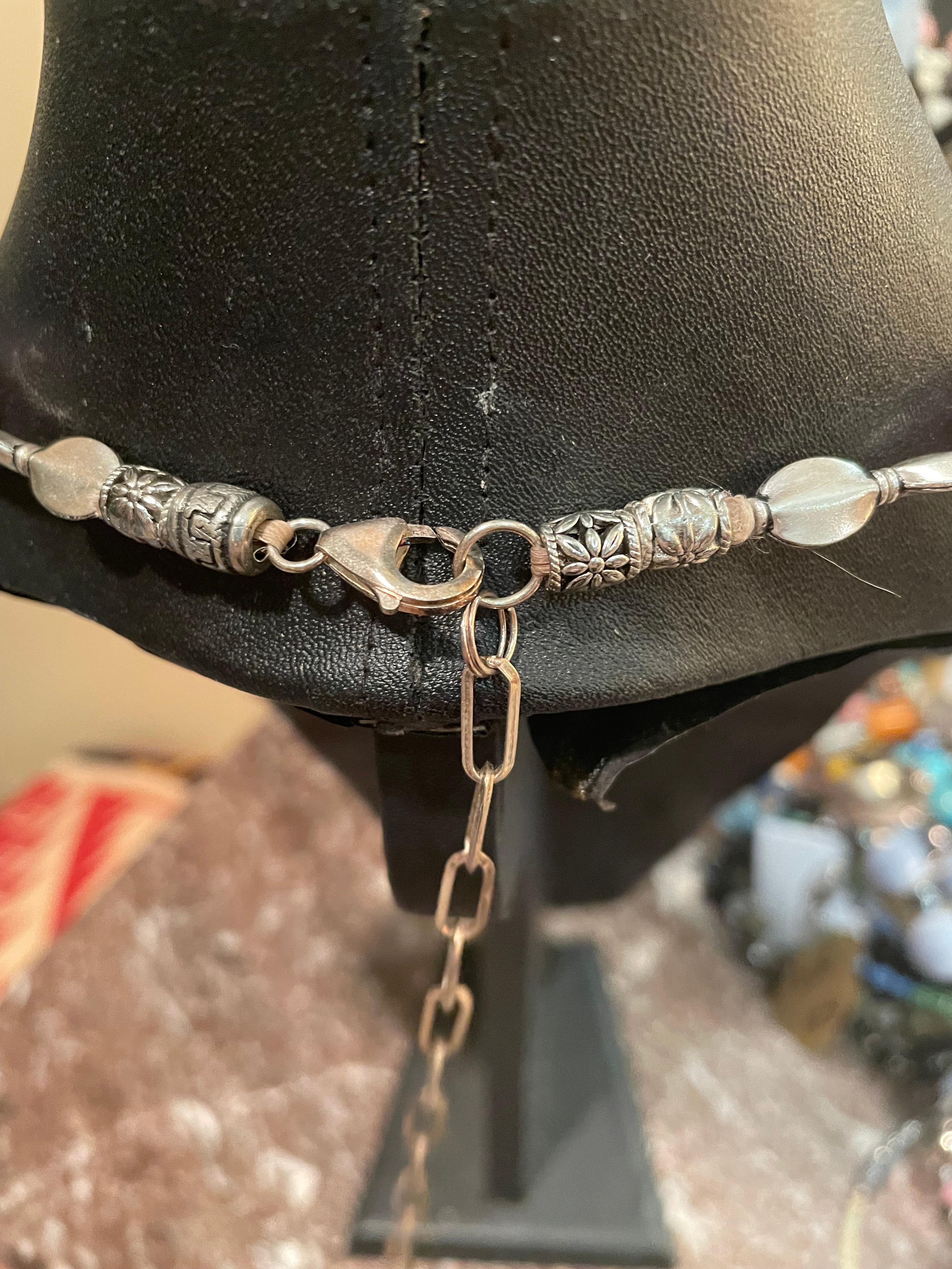 LB bietet eine handgefertigte, einzigartige Halskette im Stil des Südwestens, Sterling, aus Sterling für Damen oder Herren im Angebot