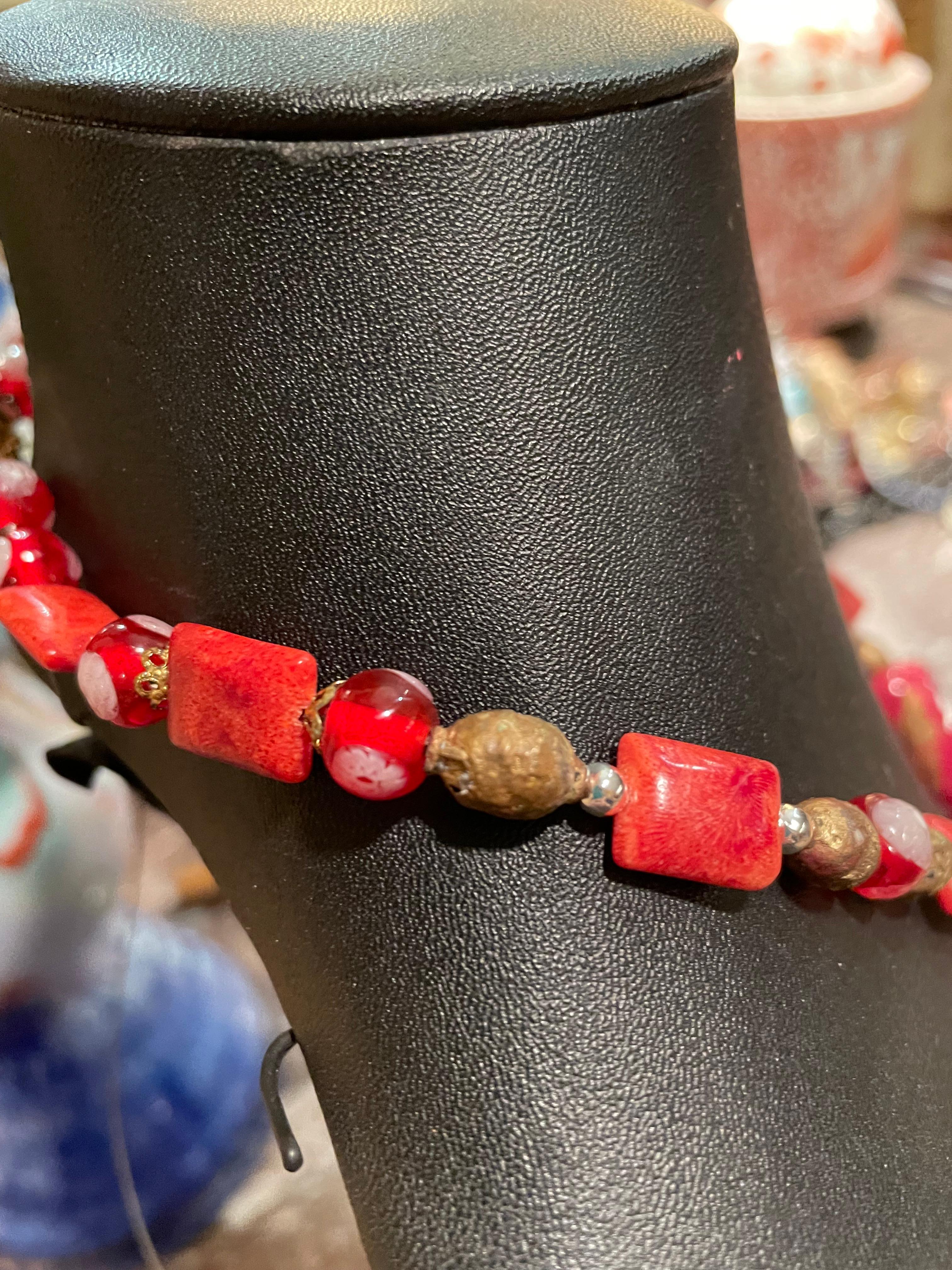 LB bietet eine handgefertigte, einzigartige venezianische Perlen- und Korallenhalskette mit Messing im Zustand „Neu“ im Angebot in Pittsburgh, PA