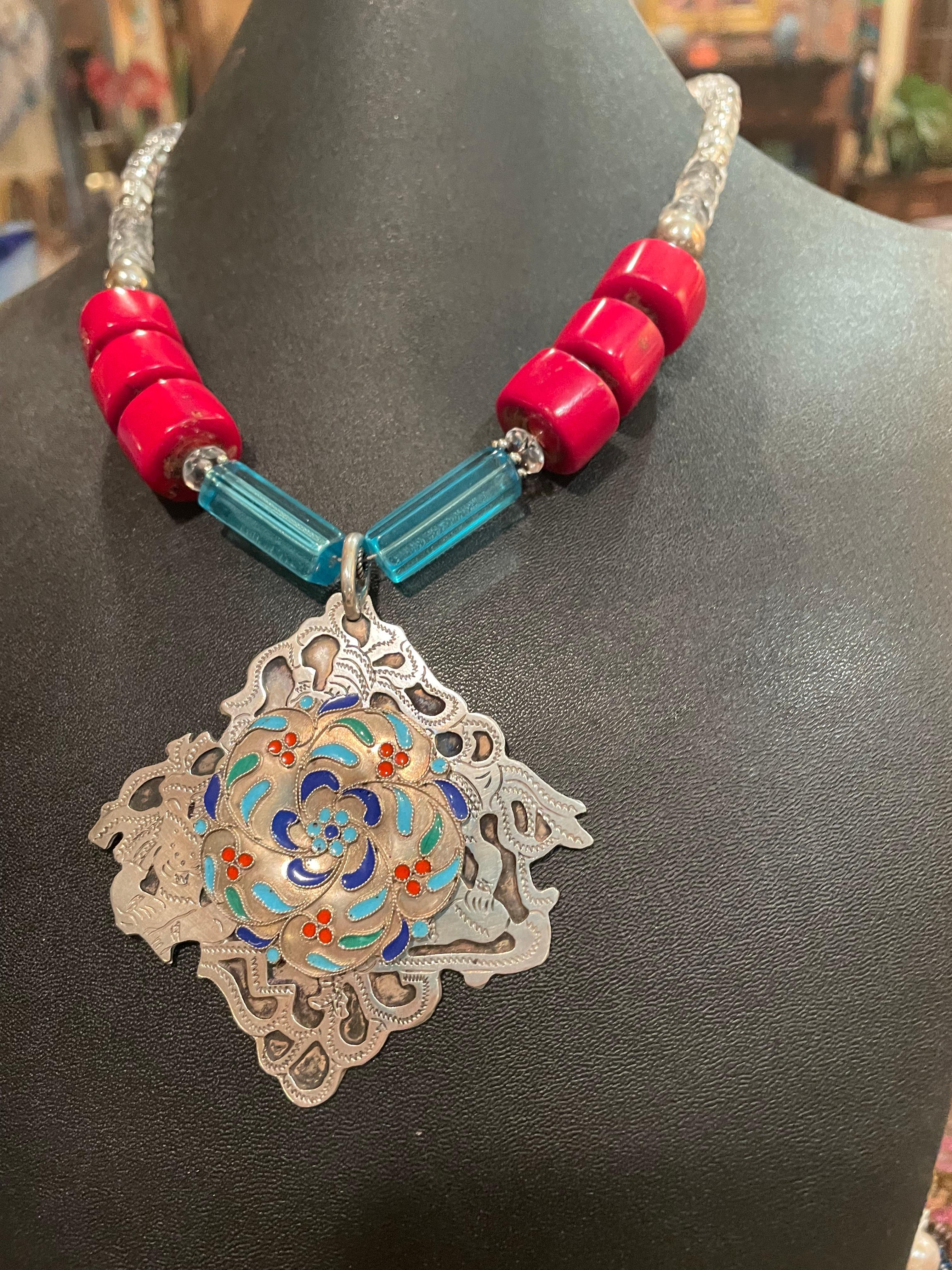 Artisan LB offers a stunning Sterling Vintage Mexican and Enamel pendant necklace For Sale