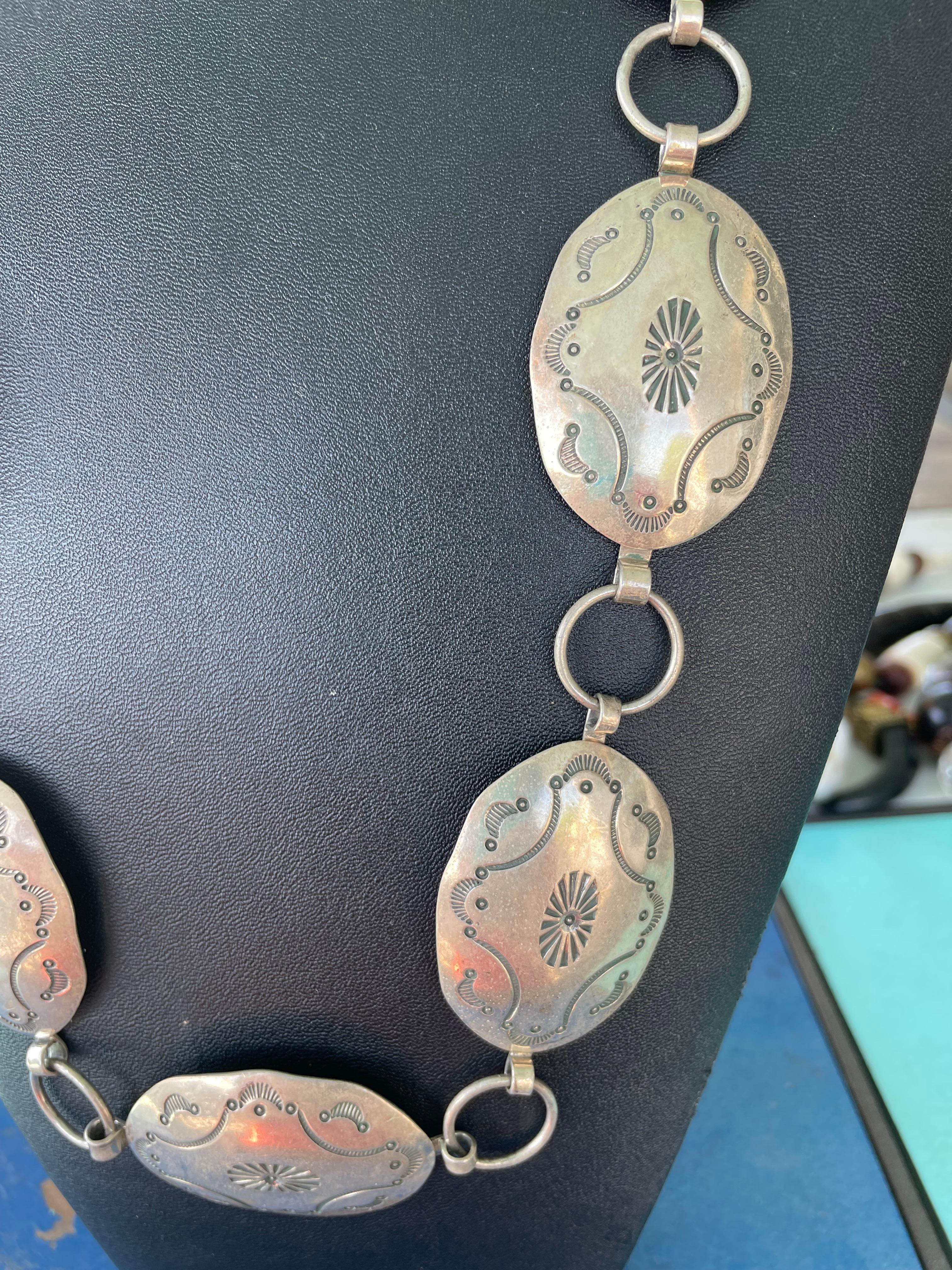 Lorraines' Bijoux offre una cintura/collana Navajo concha in argento sterling della metà del XX secolo.
Questo pezzo è assolutamente stupefacente e si abbina perfettamente ad altre collane in argento.
Vedi le foto per i suggerimenti.